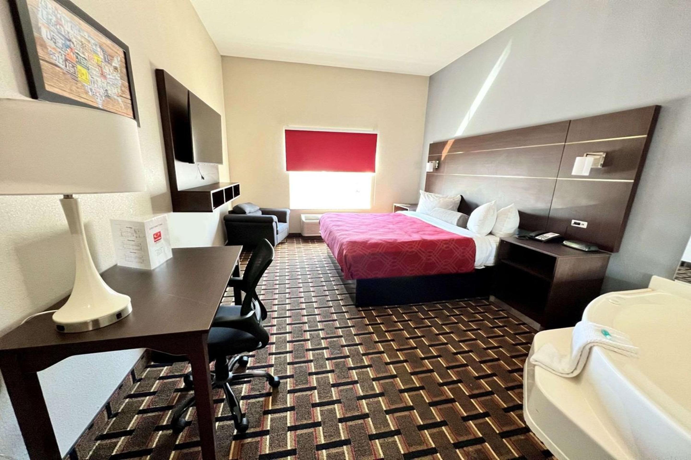 King Suite with Jacuzzi  - Non-Smoking photo 2