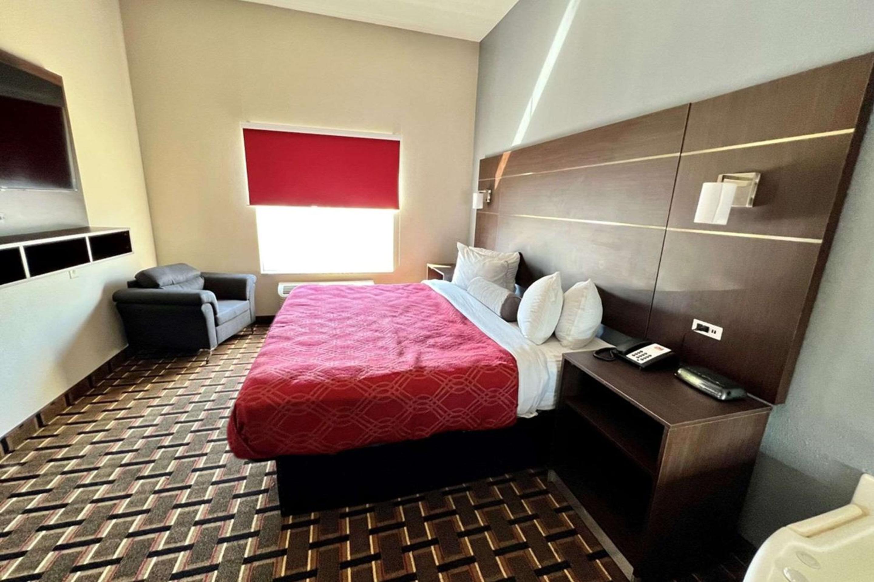 King Suite with Jacuzzi  - Non-Smoking photo 3