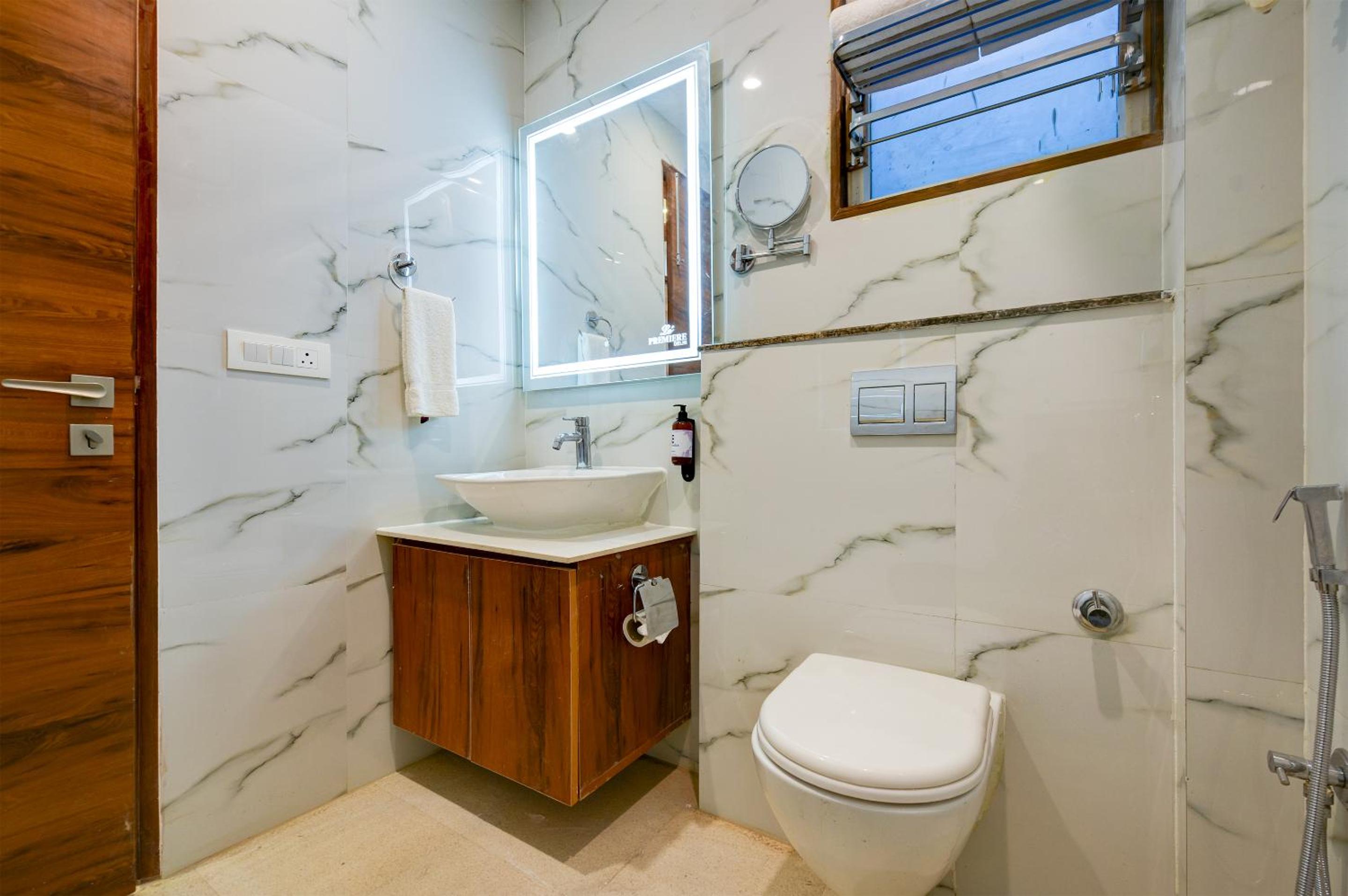 Deluxe King Suite photo 3