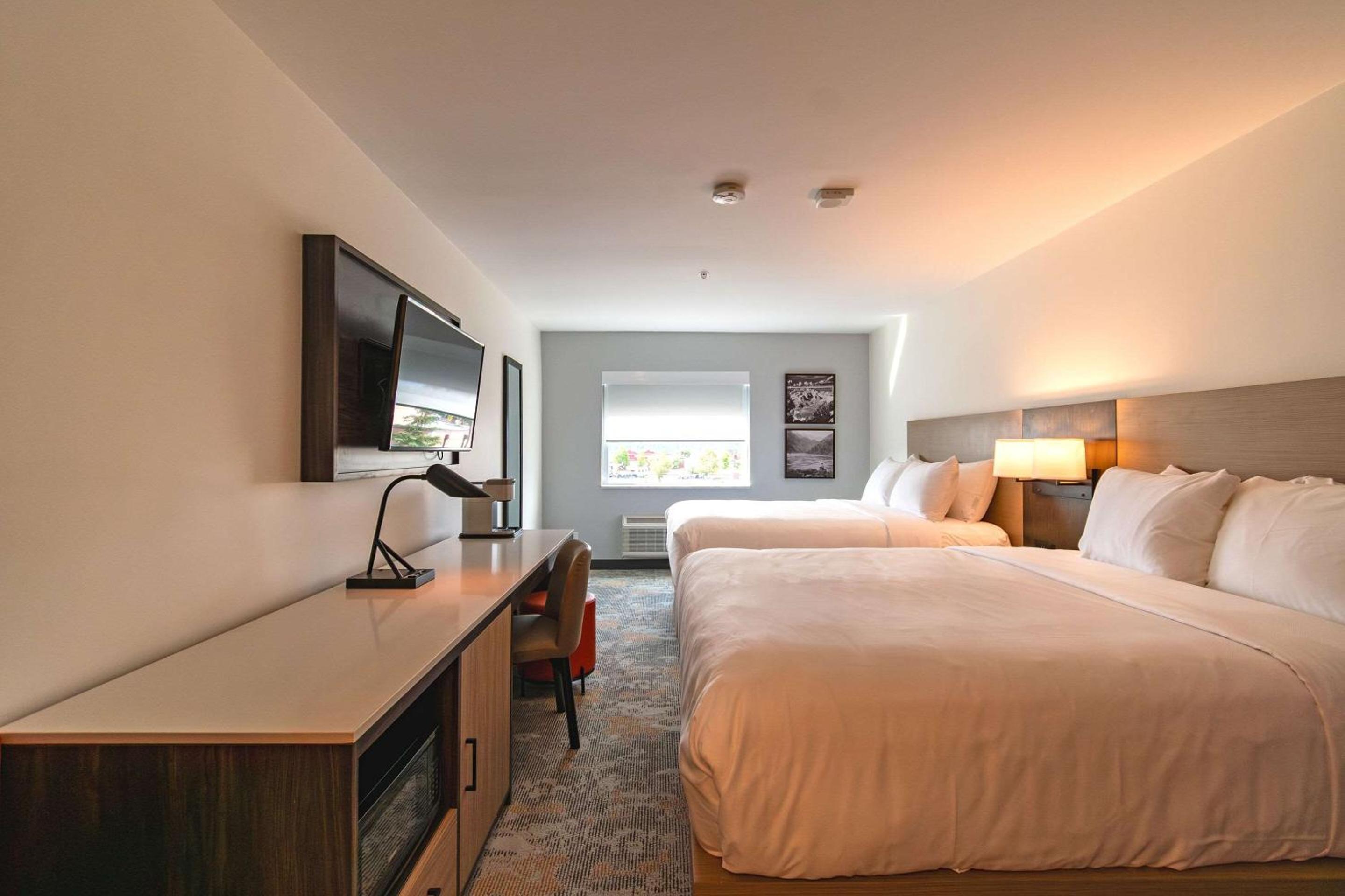 Standard Queen Room with Two Queen Beds - Non Smoking  - Photo 2