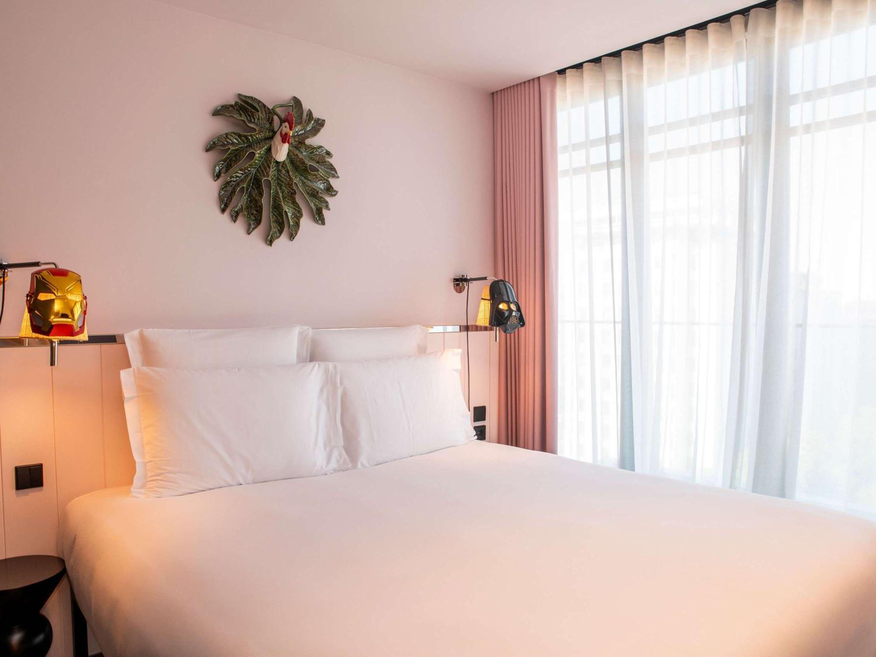 LARGE MAMA Double Room with Balcony and Avenue View