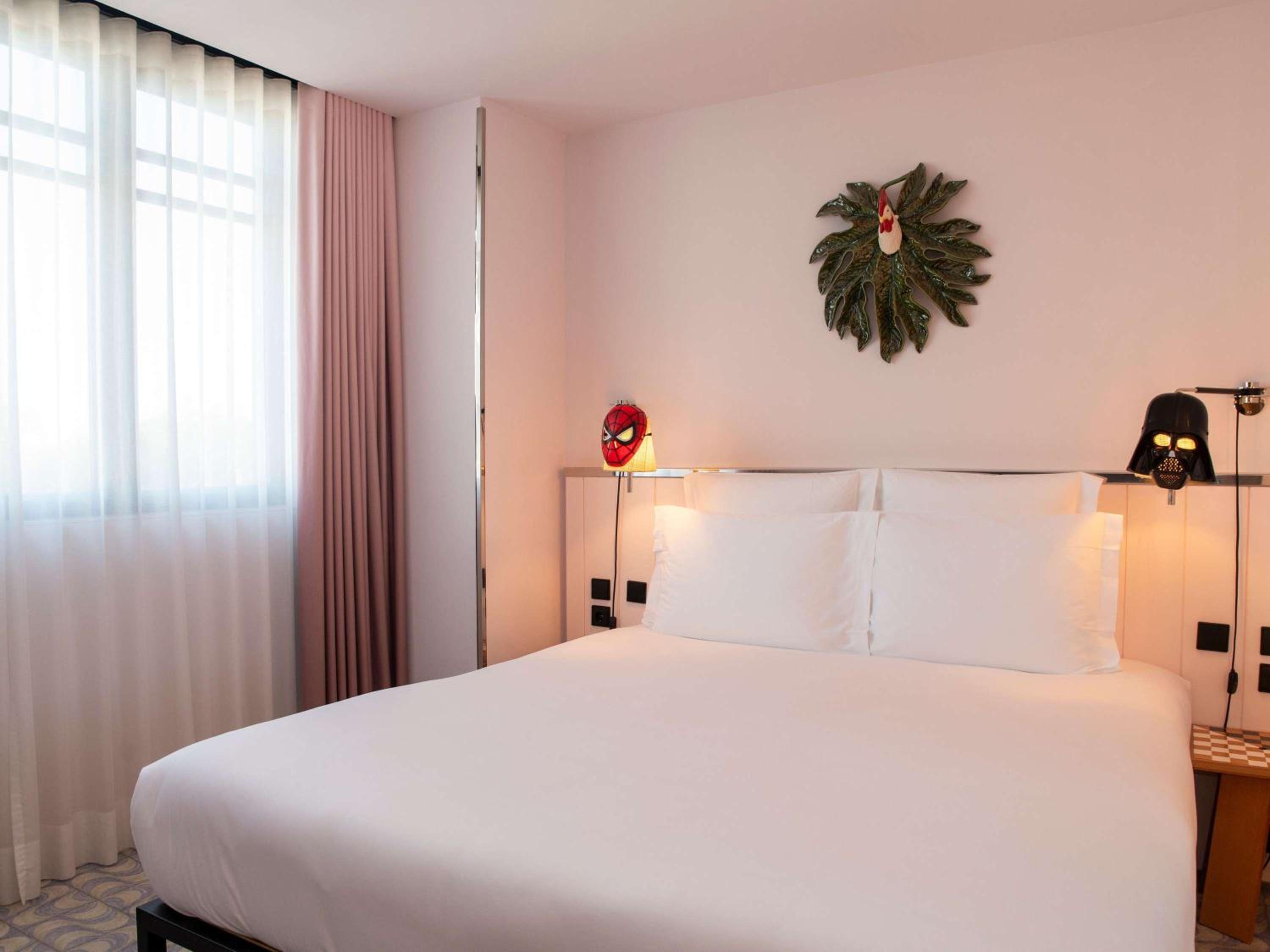 Medium Mama Double Room with King Bed and Balcony - Avenue View - Photo 1