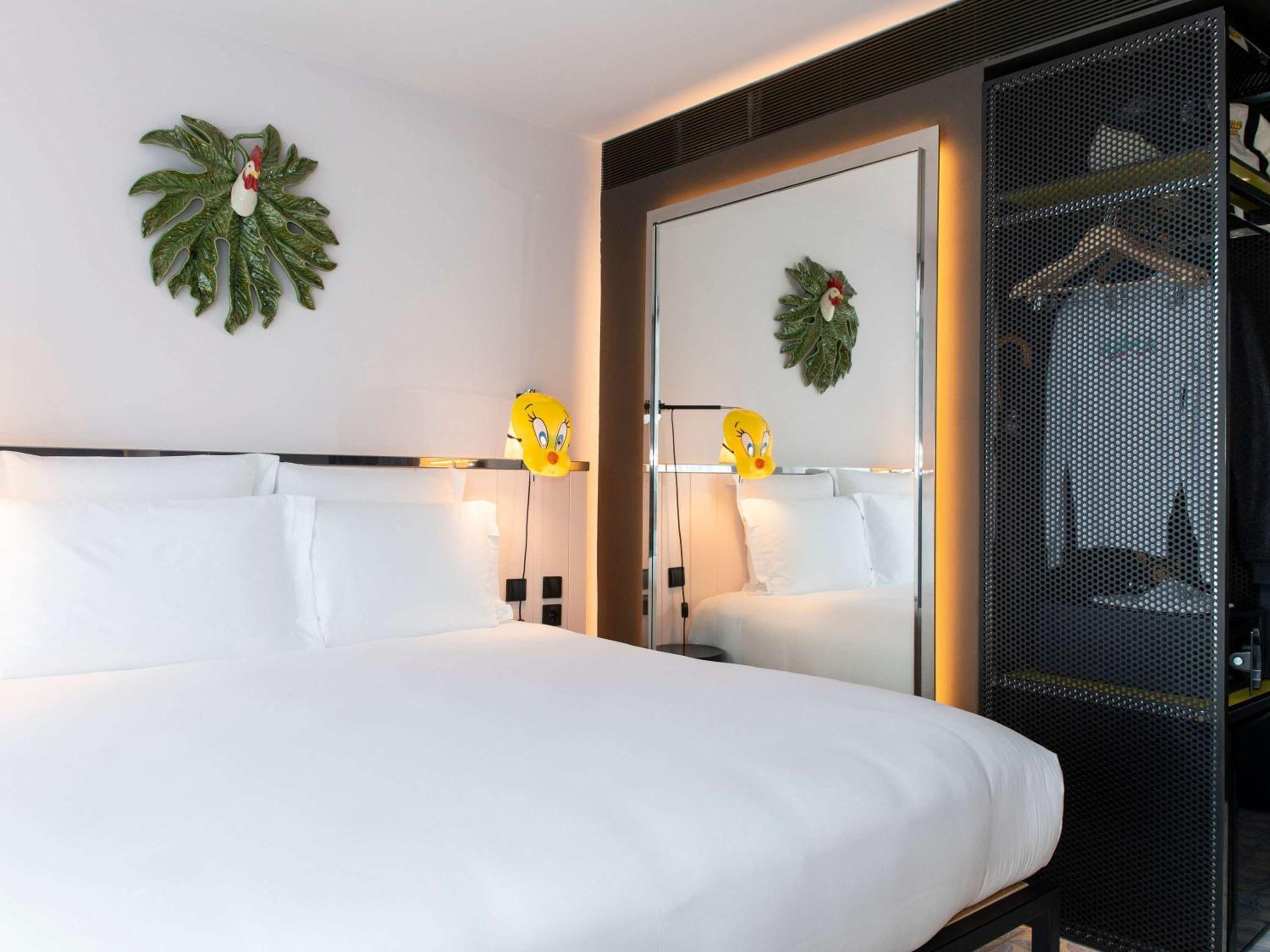 Medium Mama Double Room with King Bed and Balcony - Avenue View - Photo 8