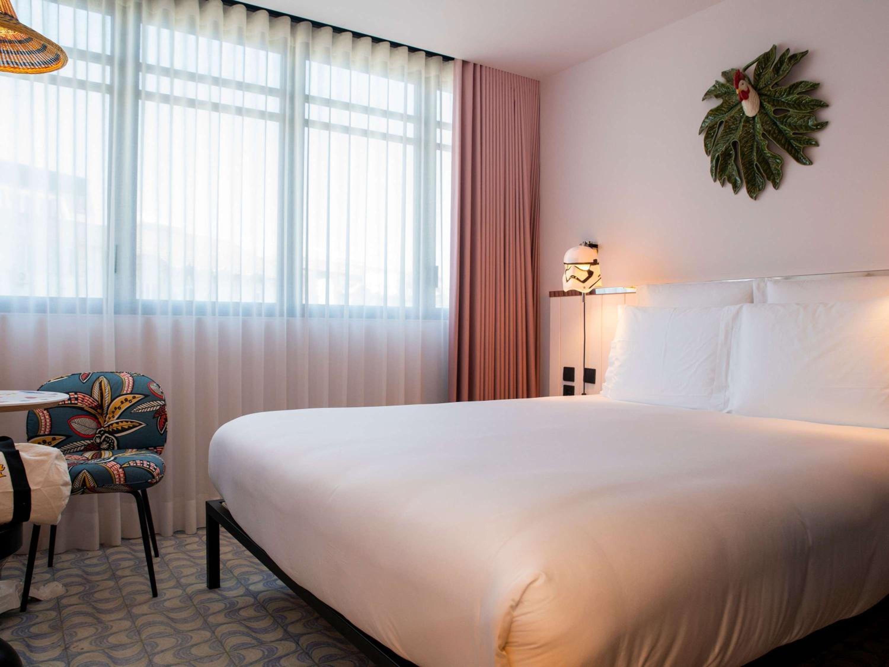 Medium Mama Double Room with King Bed and Avenue View - Photo 1