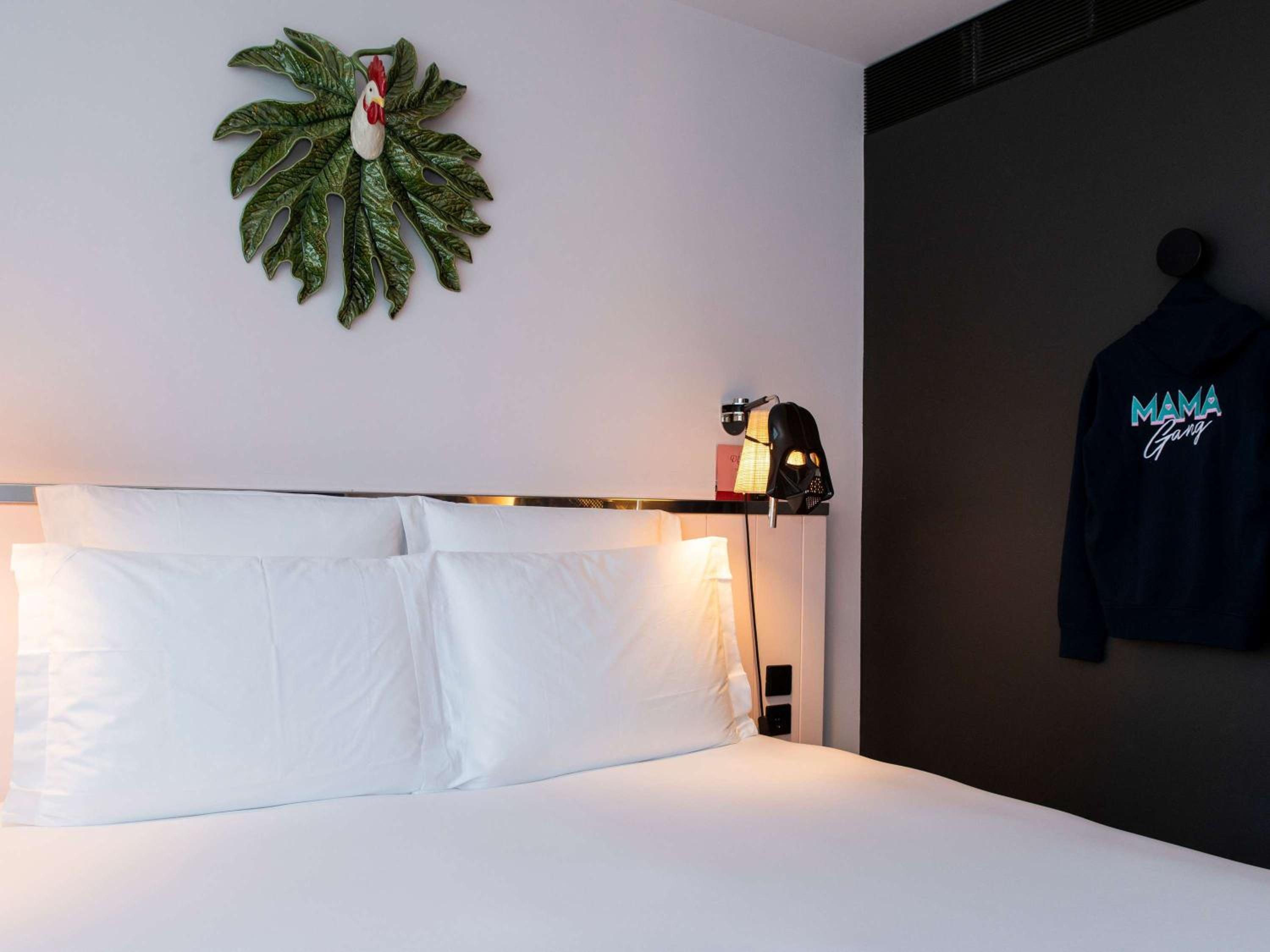 Medium Mama Double Room with King Bed and Avenue View - Photo 2