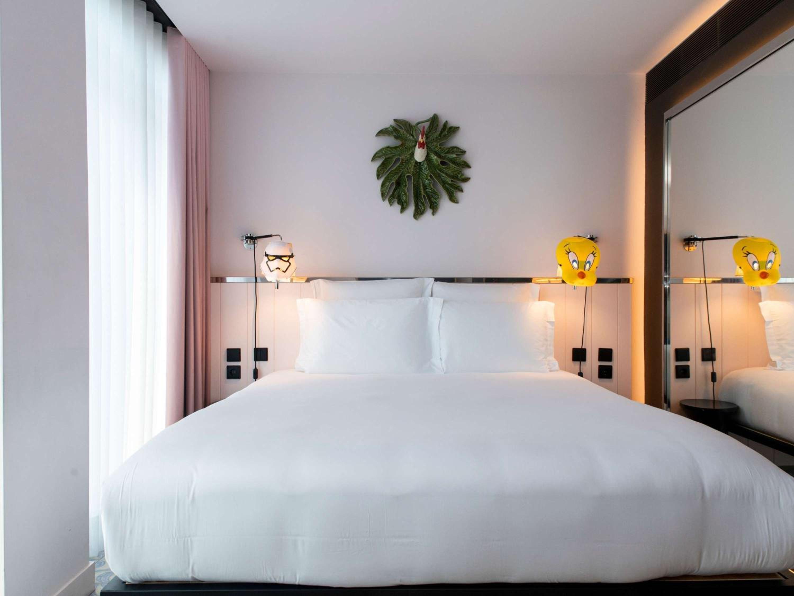 Medium Mama Double Room with King Bed and Balcony - Avenue View - Photo 9