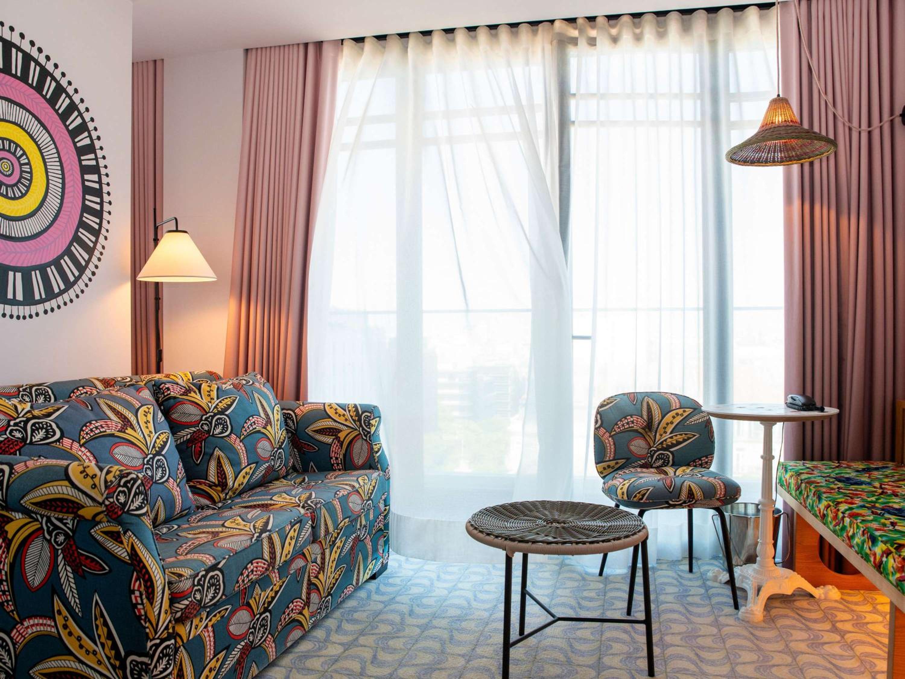 LARGE MAMA Double Room with Balcony and Avenue View