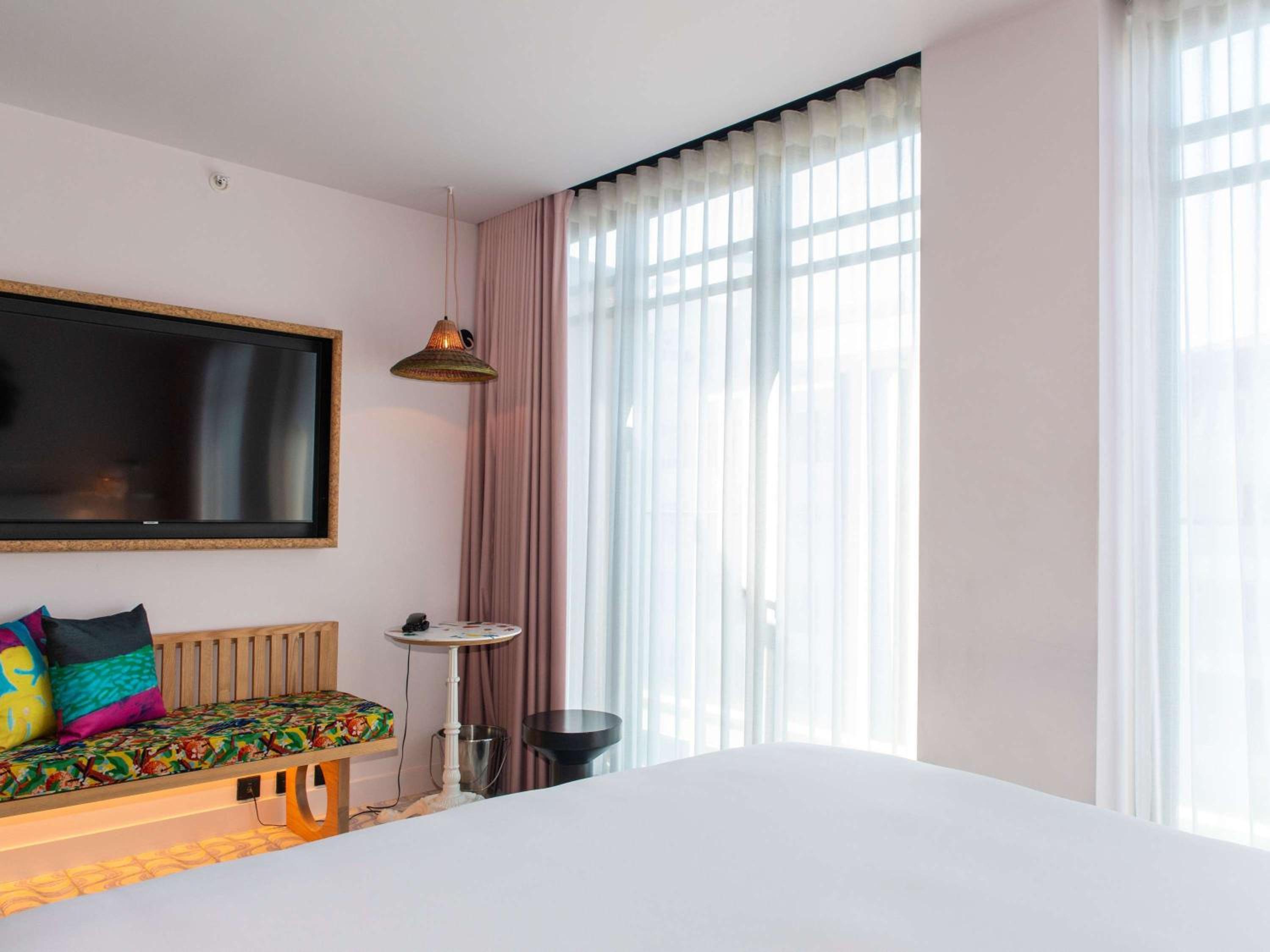 Medium Mama Double Room with King Bed and Balcony - Avenue View - Photo 10