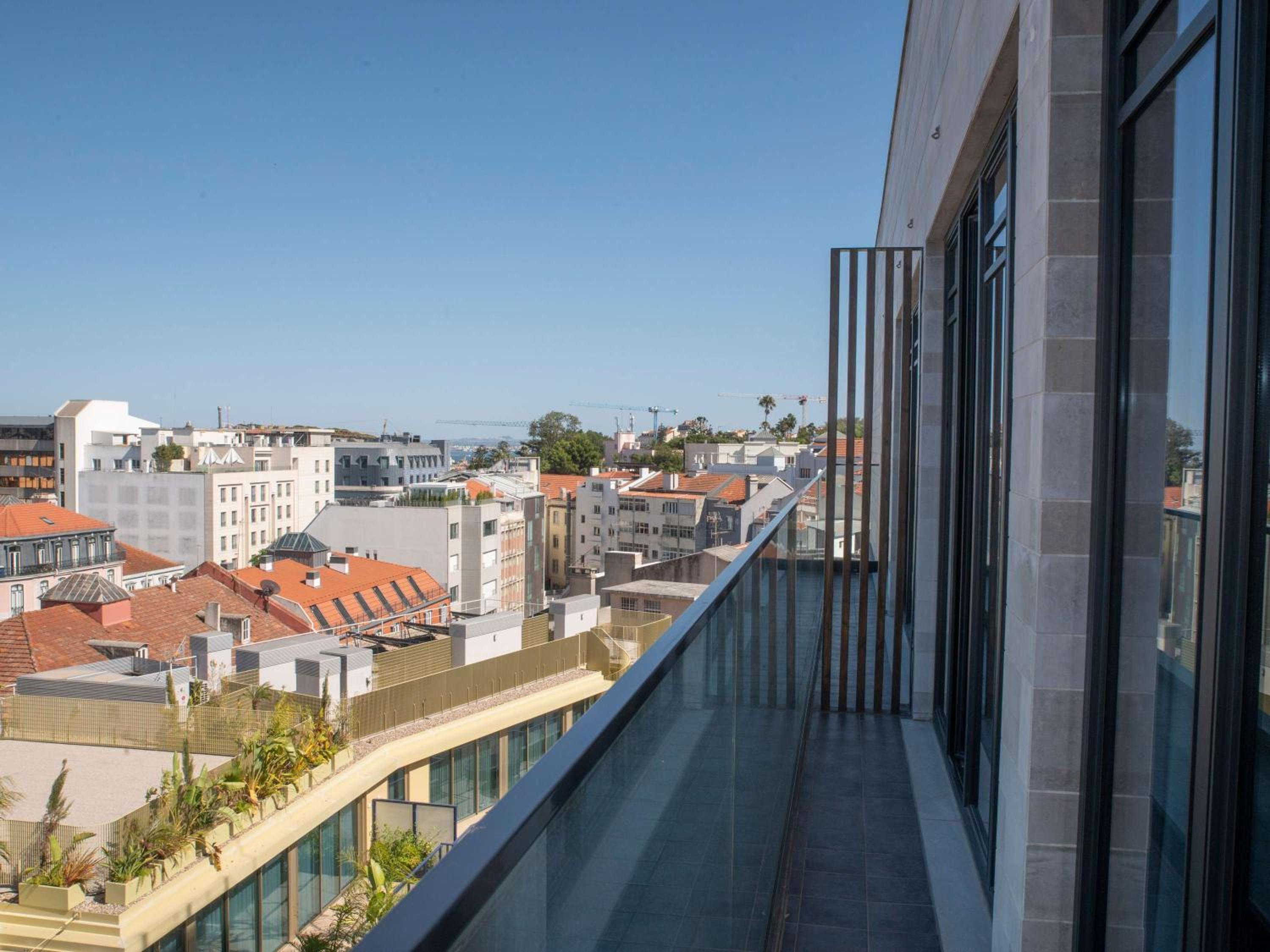 LARGE MAMA Double Room with Balcony and Avenue View