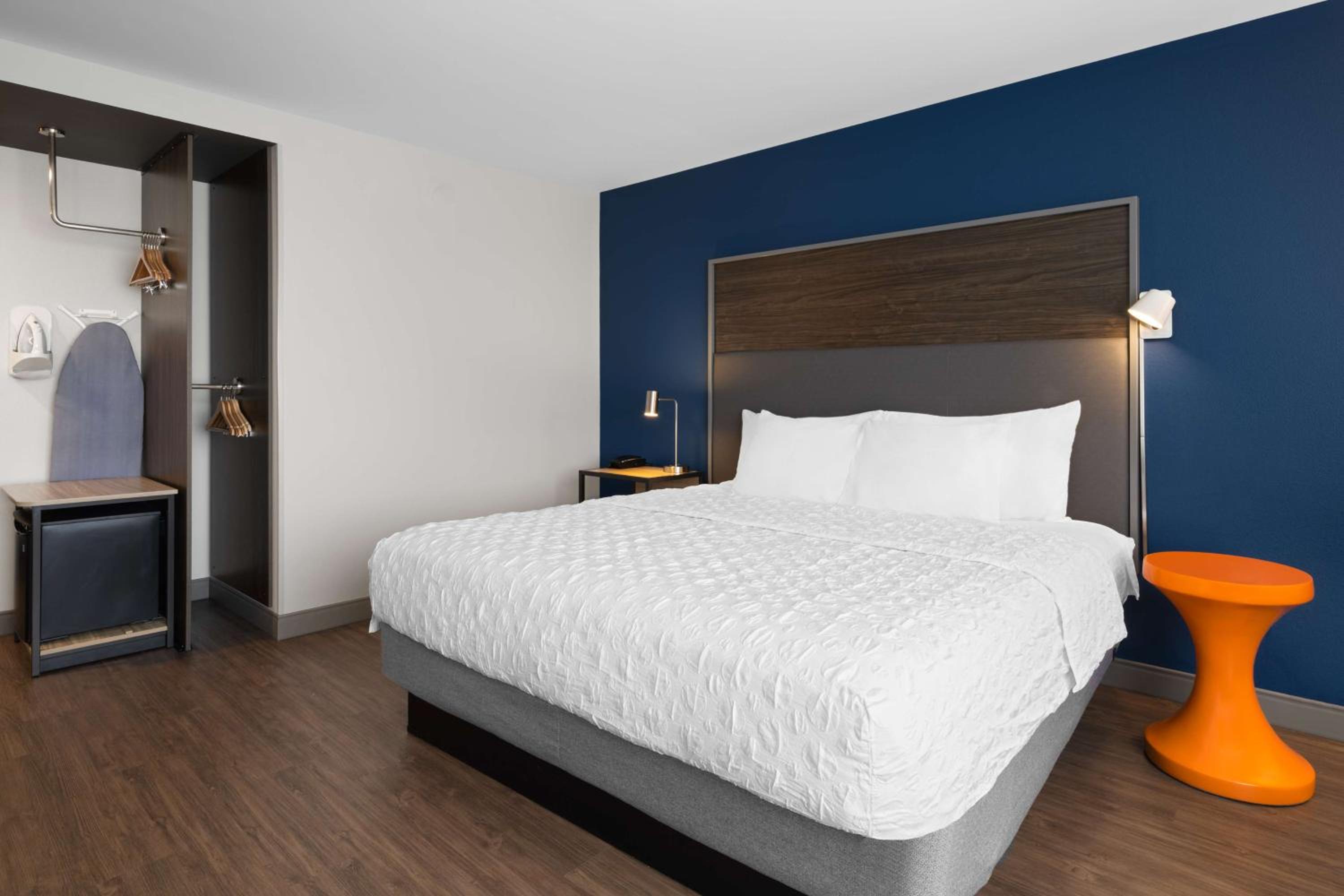 King Room with Roll-In Shower - Mobility Access - Photo 1