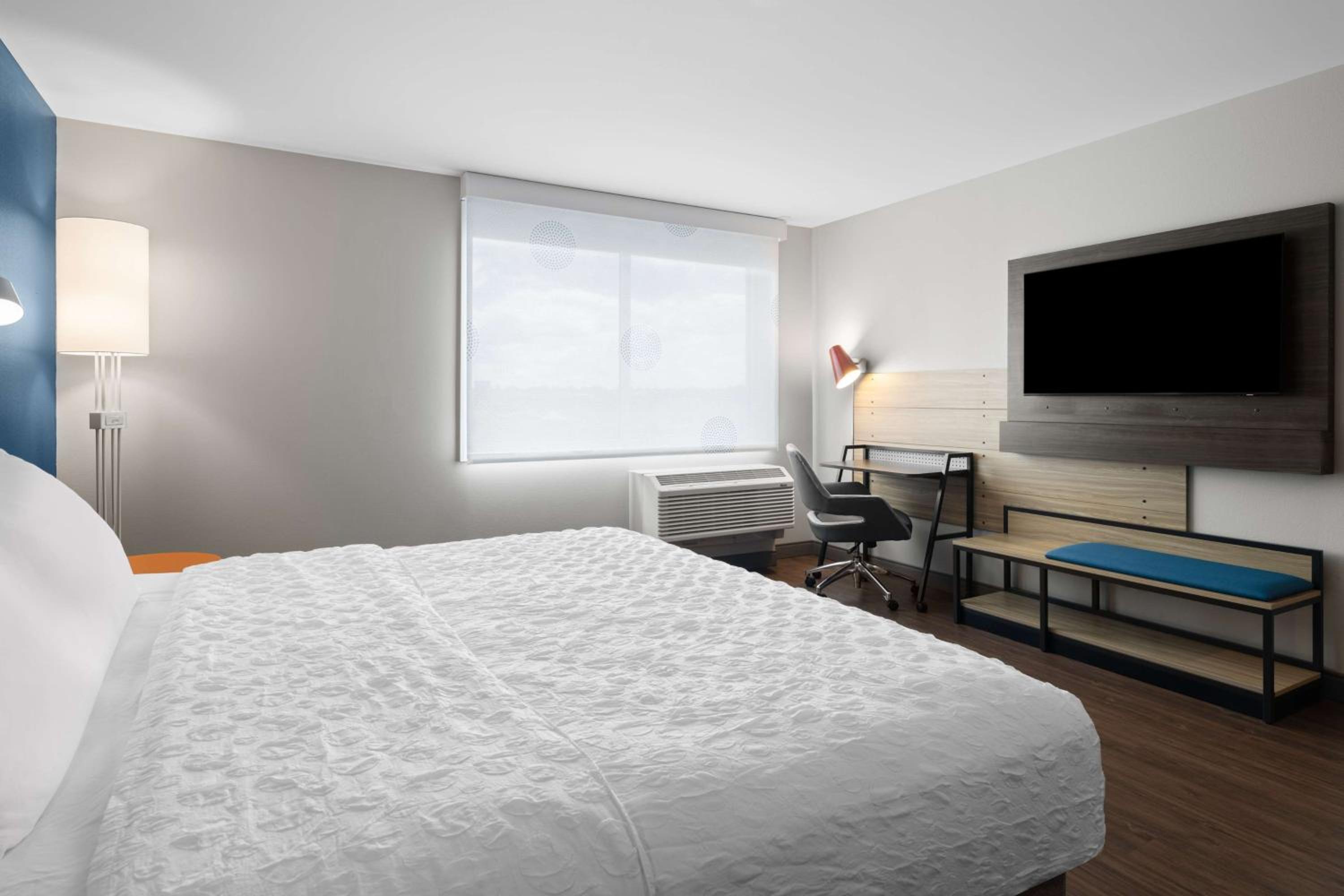 King Room with Roll-In Shower - Mobility Access - Photo 4