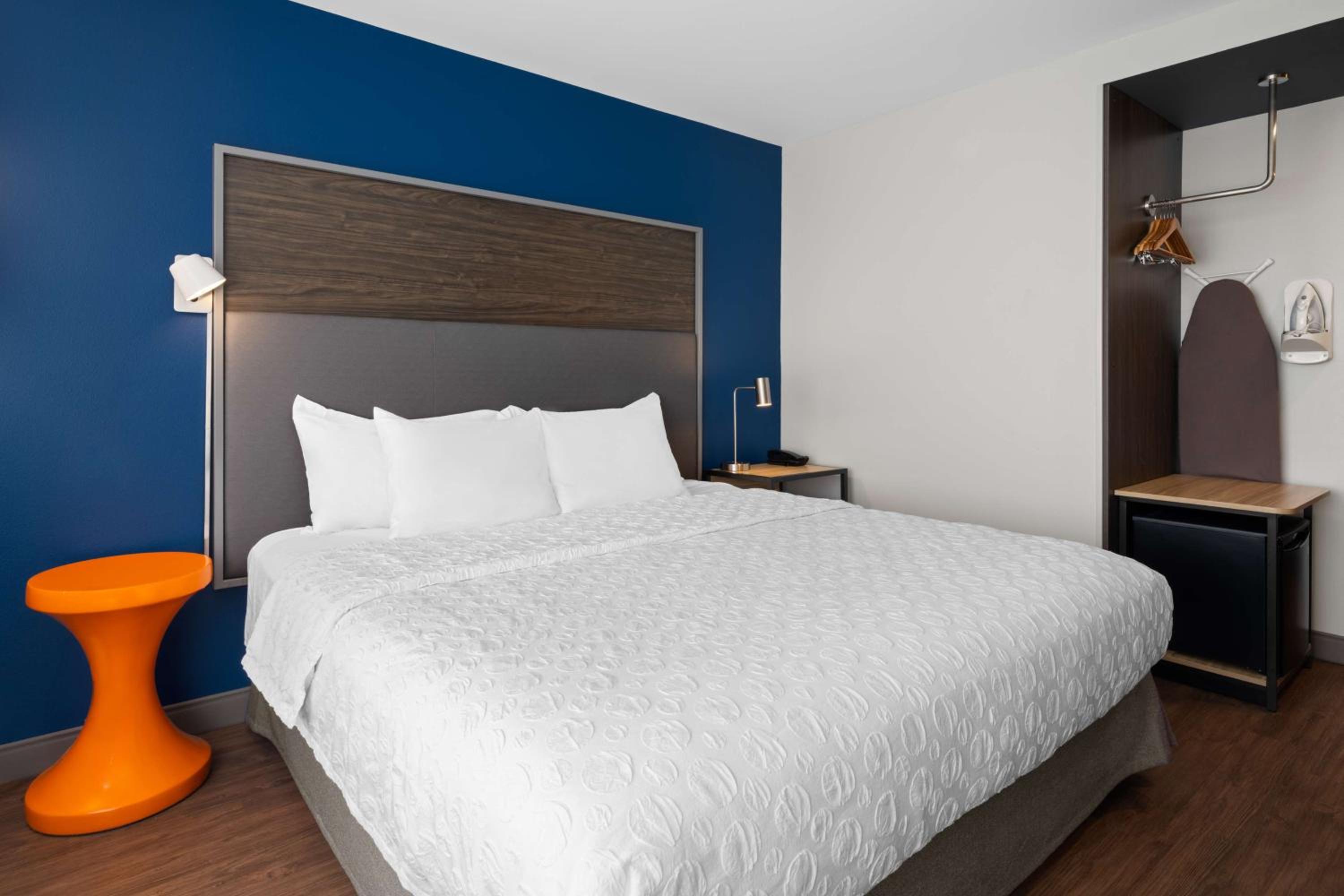 King Room with Walk-In Shower - Photo 1