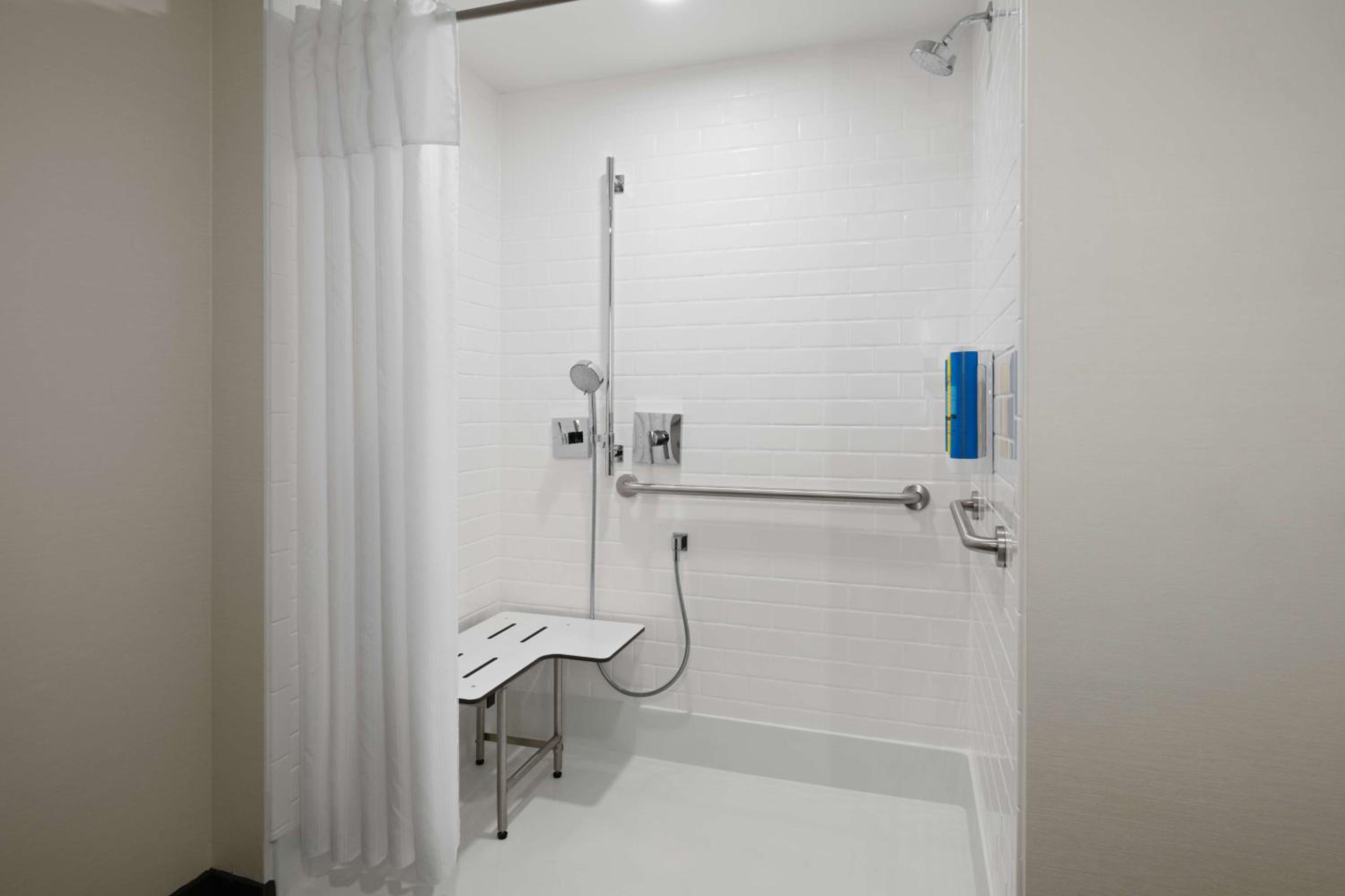 King Room with Roll-In Shower - Mobility Access - Photo 3