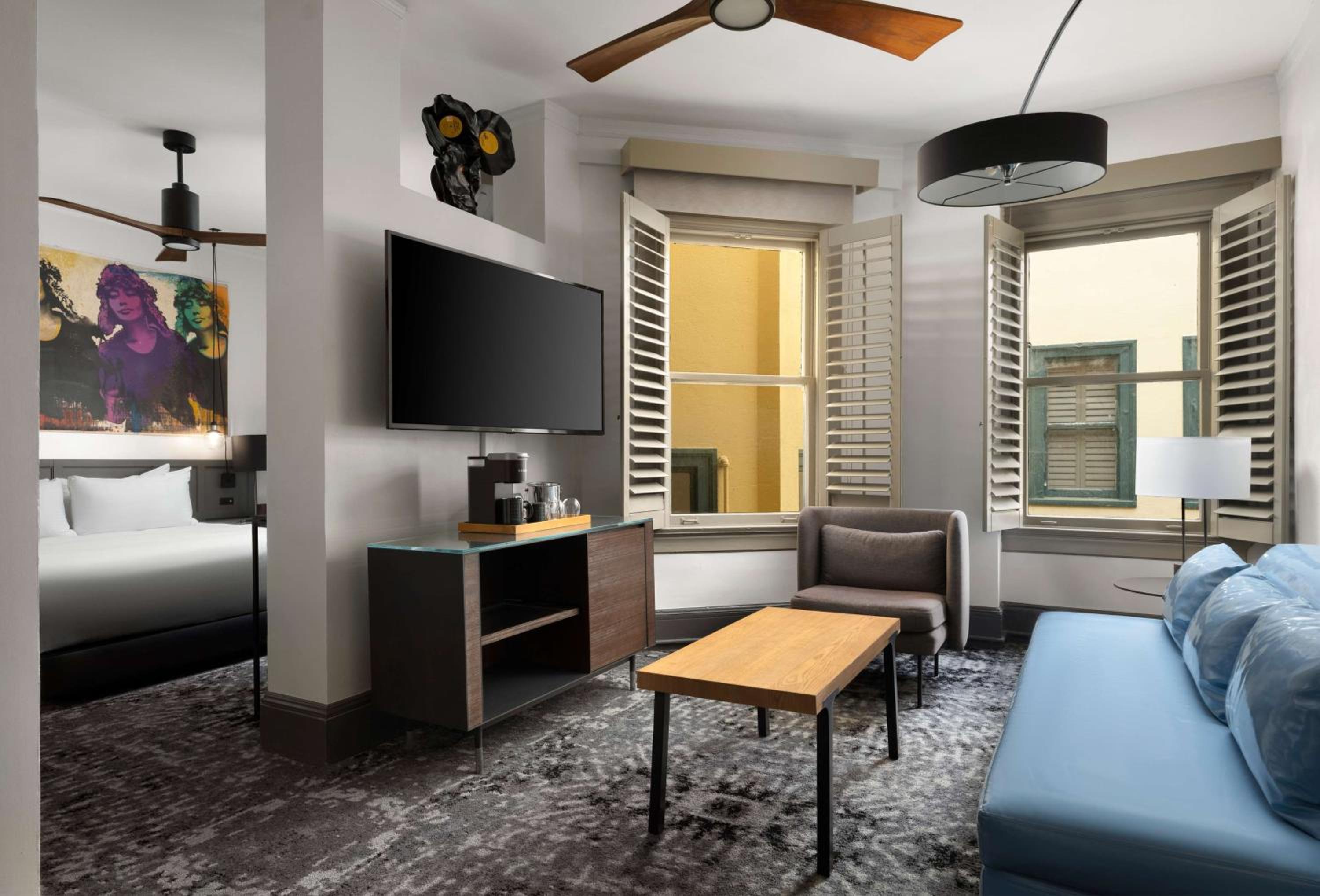 Junior King Suite with Sofa Bed - Photo 2
