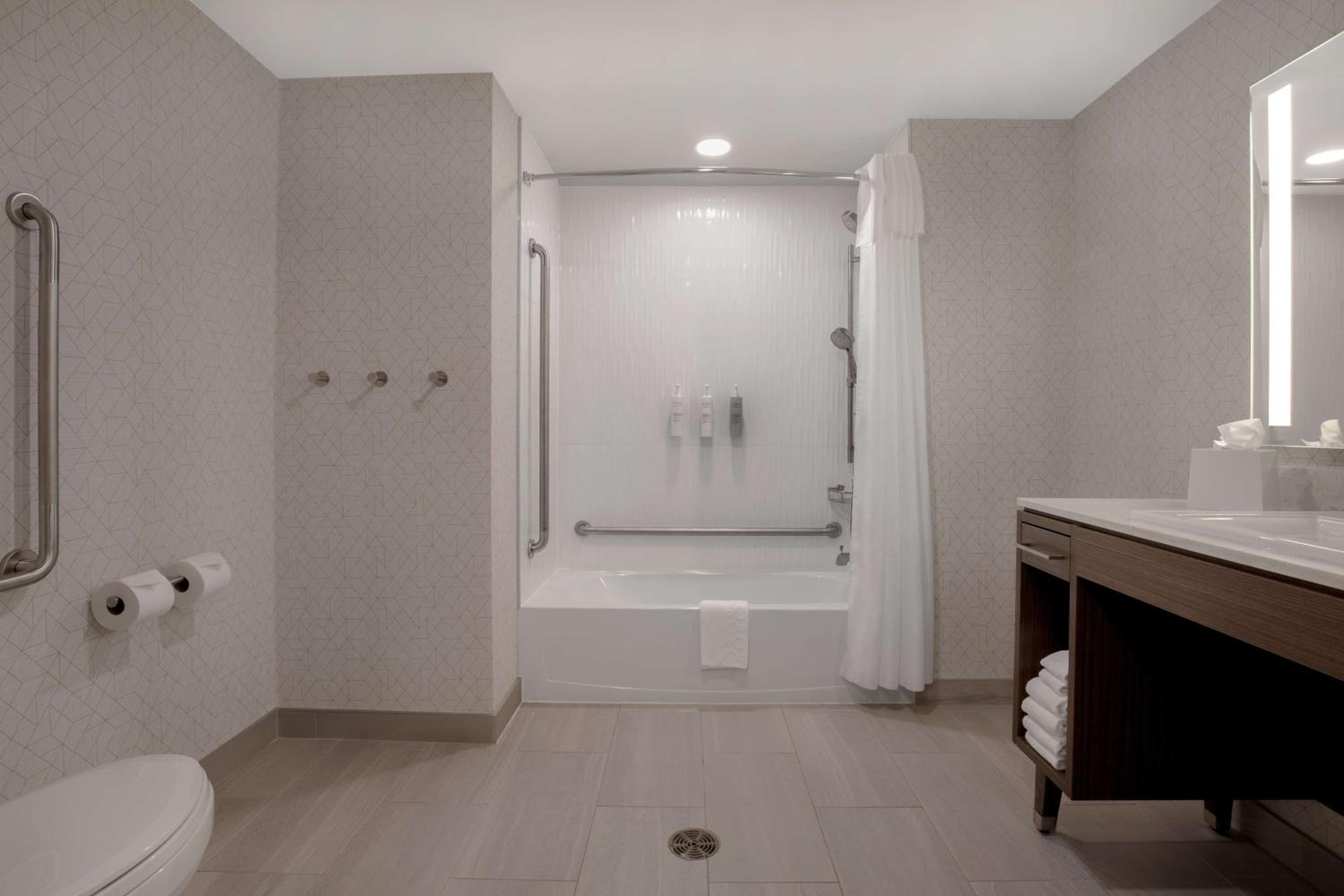 Queen Studio Suite - Mobility/Hearing Accessible  photo 3