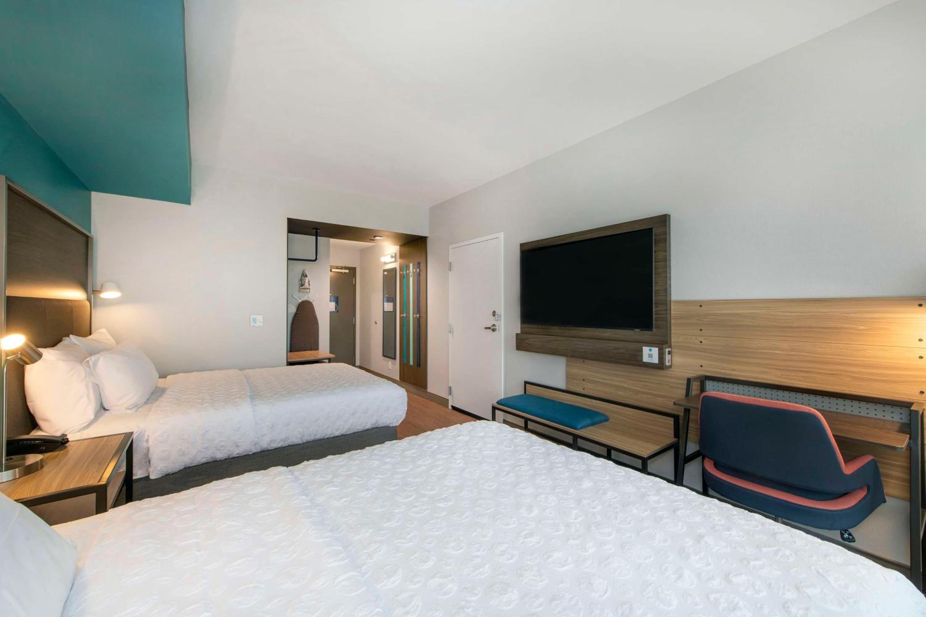Queen Room with Two Queen Beds - Photo 1