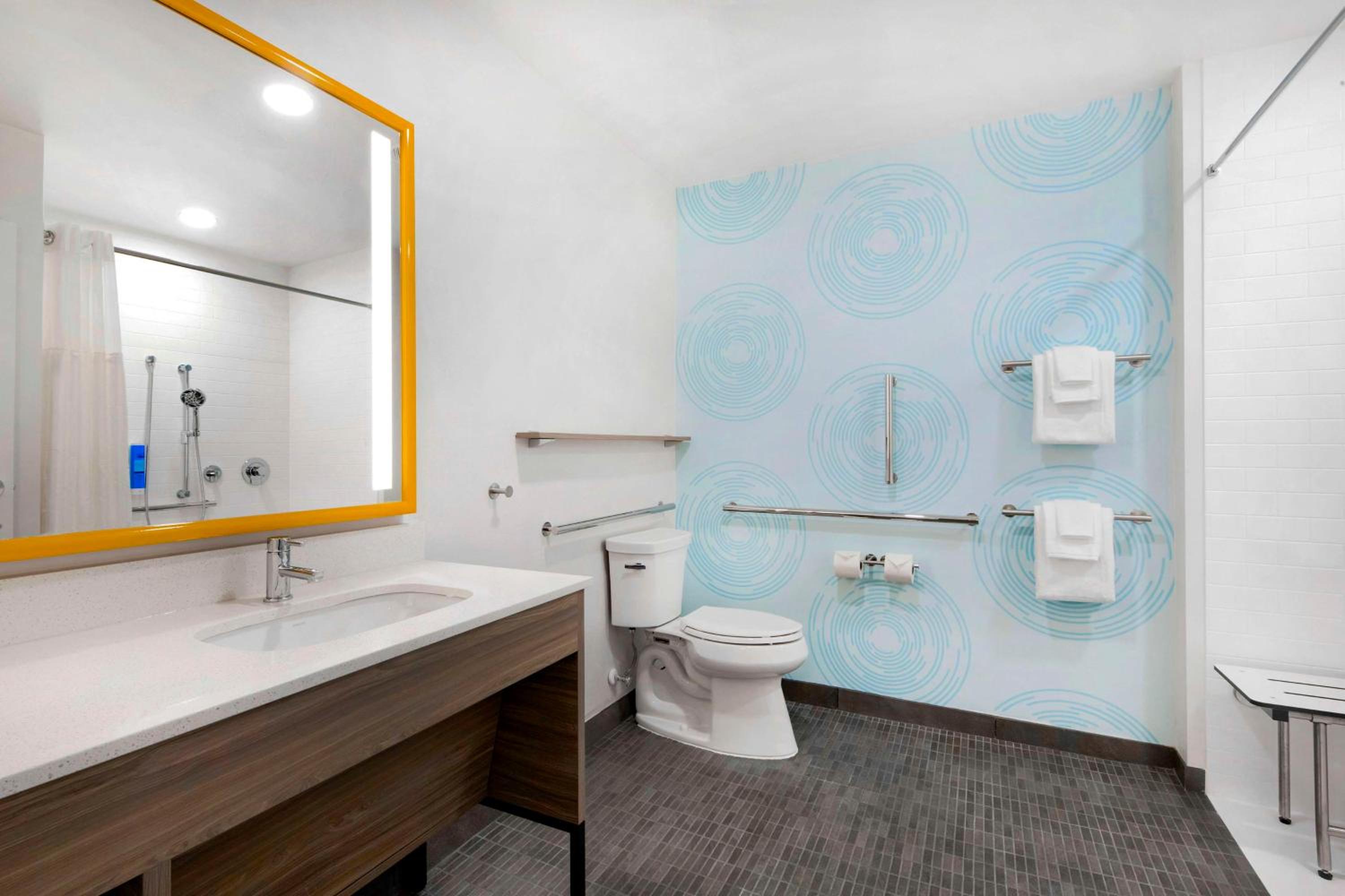 Queen Room with Two Queen Beds - Mobility Access - Photo 7