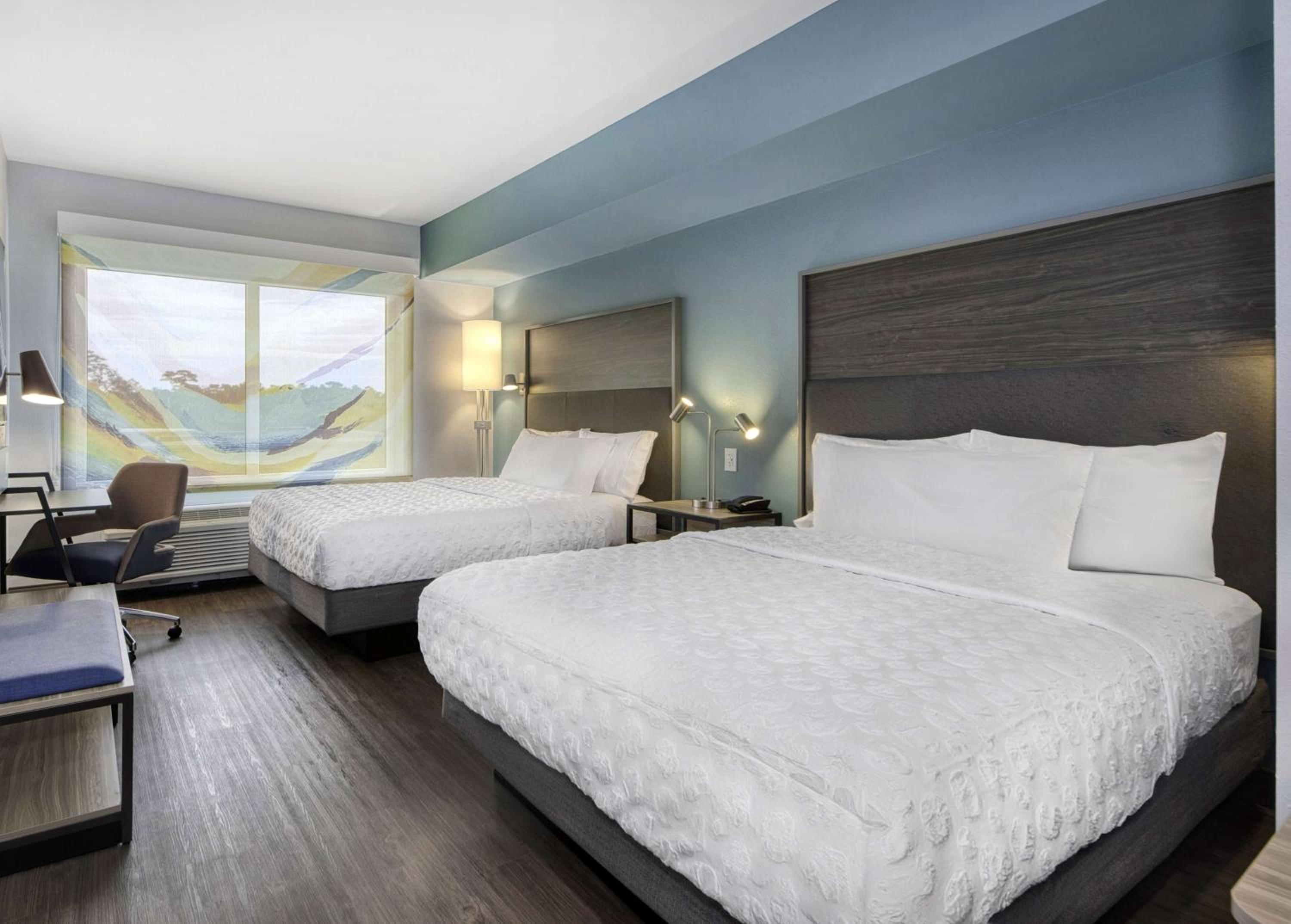 Queen Room with Two Queen Beds - Photo 2