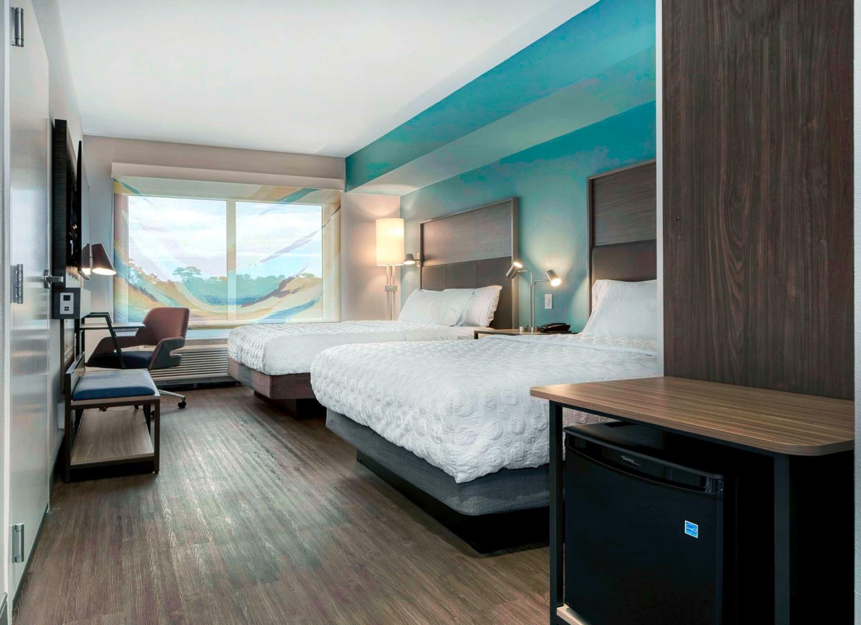 Queen Room with Two Queen Beds - Photo 3