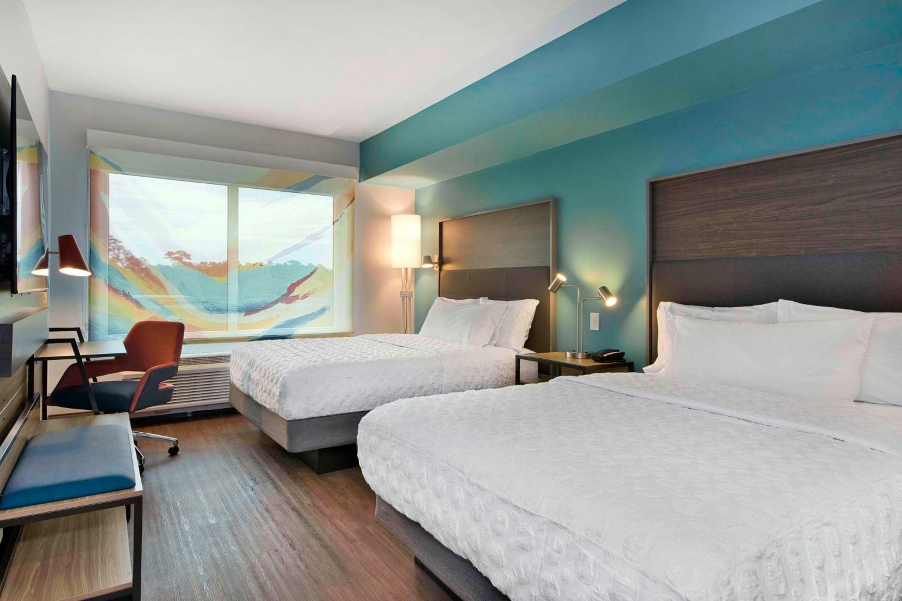 Queen Room with Two Queen Beds - Photo 7