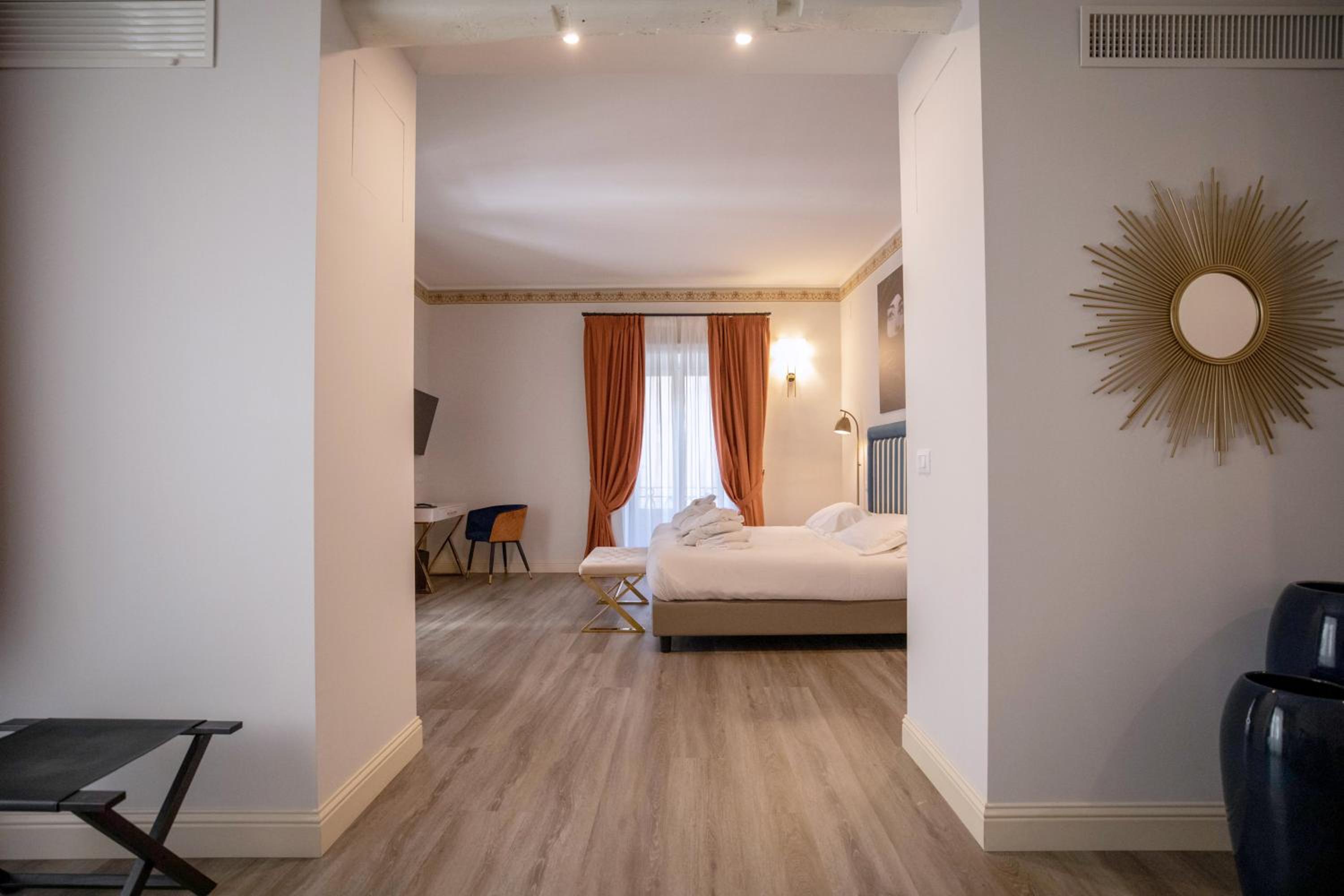 Deluxe Double Room with Side Sea View photo 2