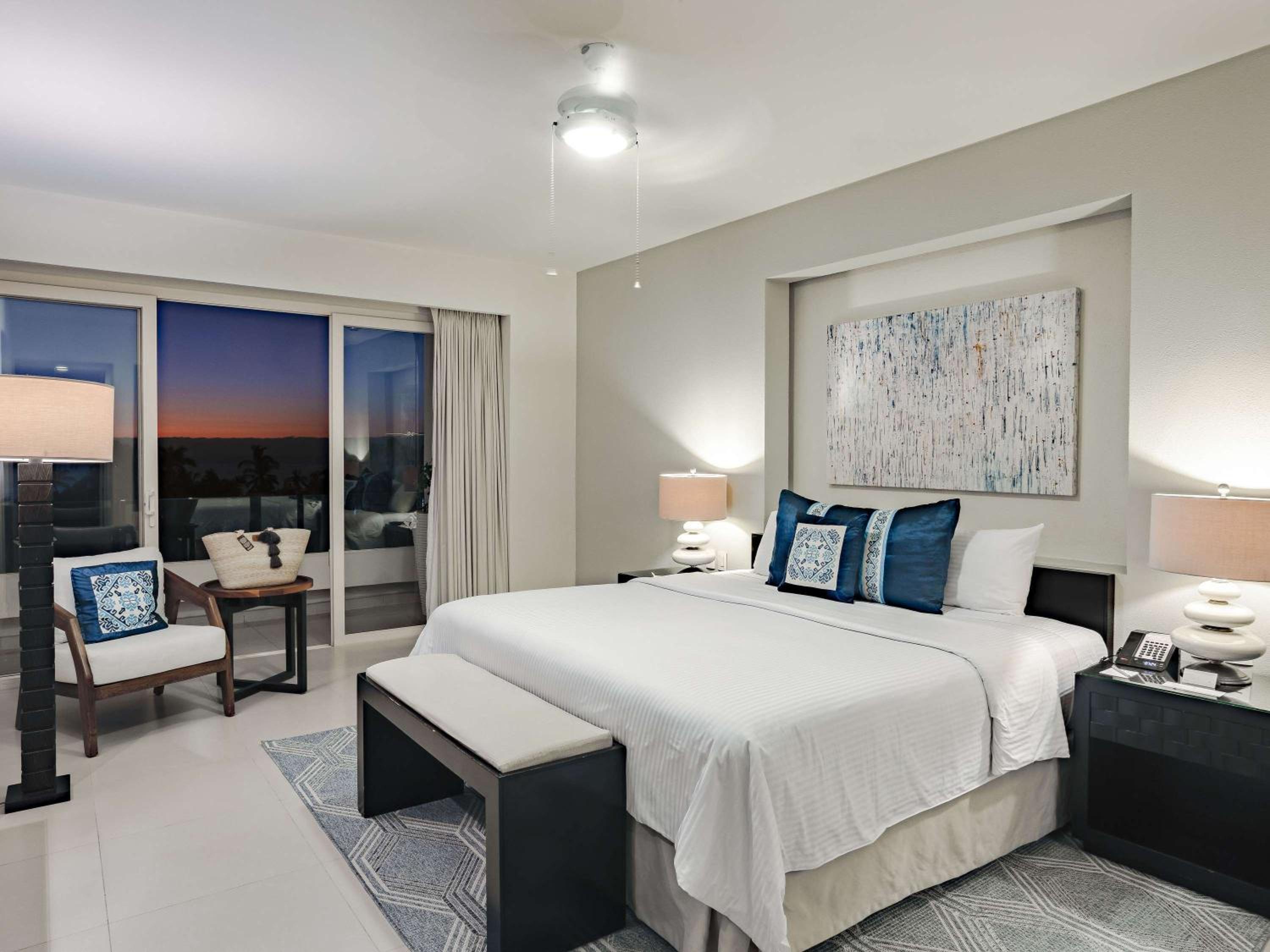 One-Bedroom King Room with Two Double Beds and Balcony - Kitchen