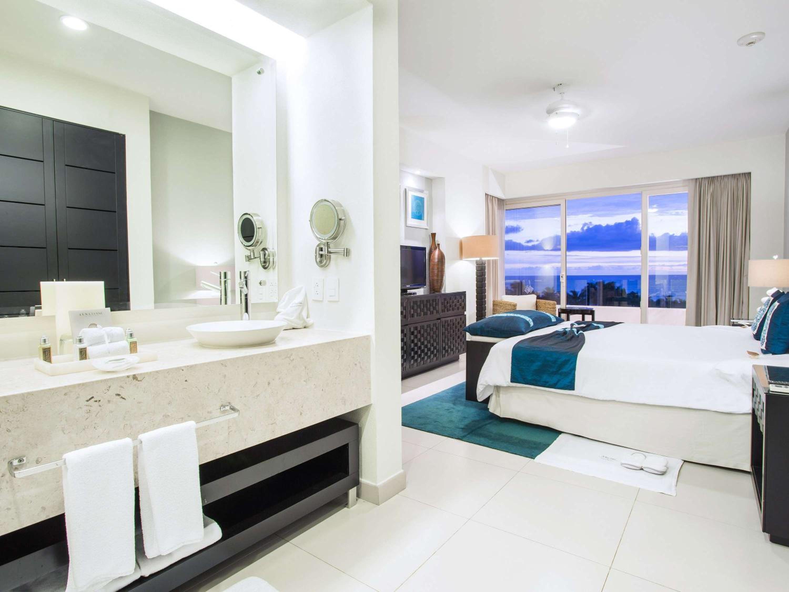 One-Bedroom King Room with Balcony and Private Pool - Kitchen/Roof Top