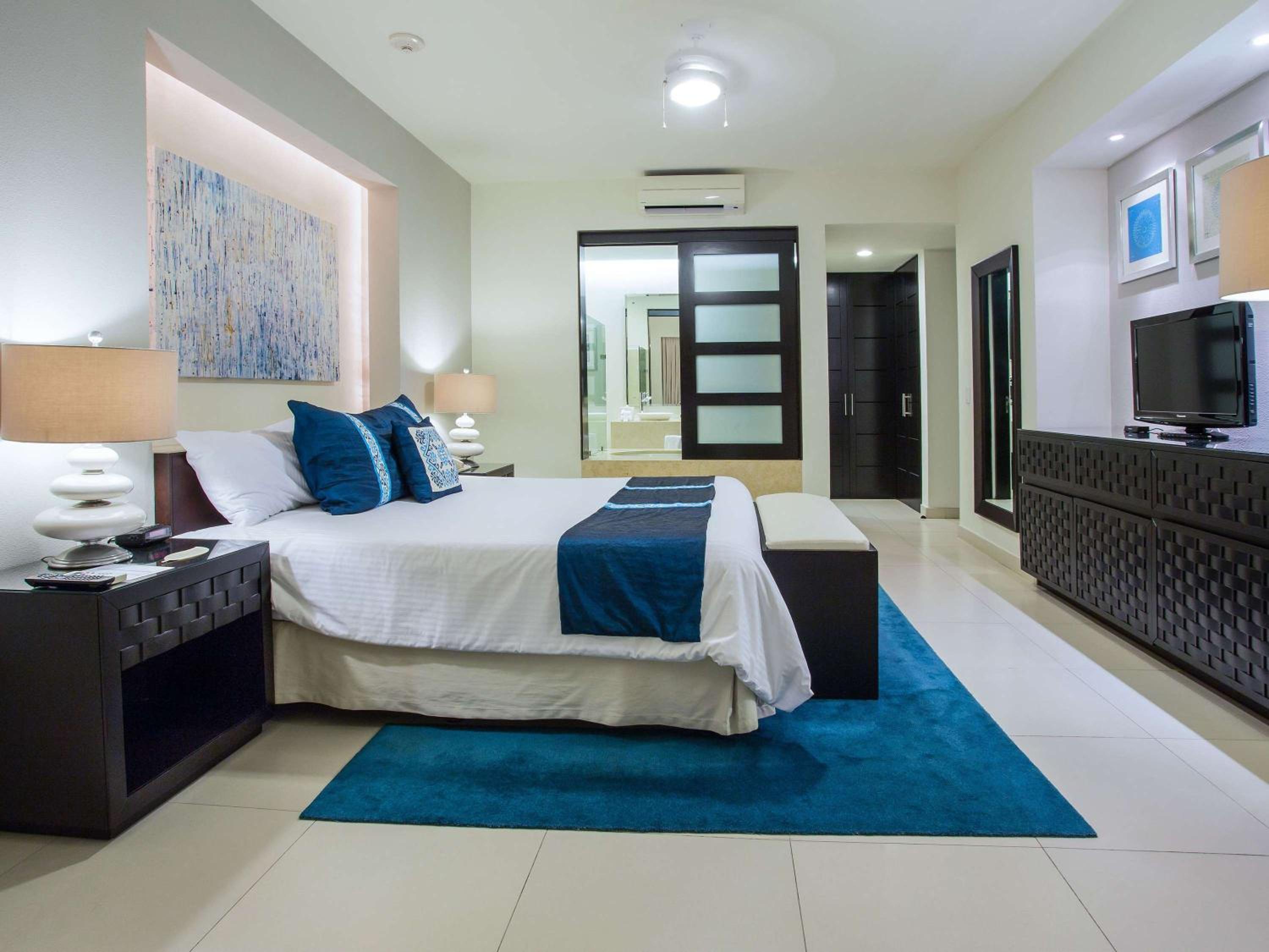 One-Bedroom King Room with Two Double Beds and Balcony or Terrace - Kitchen