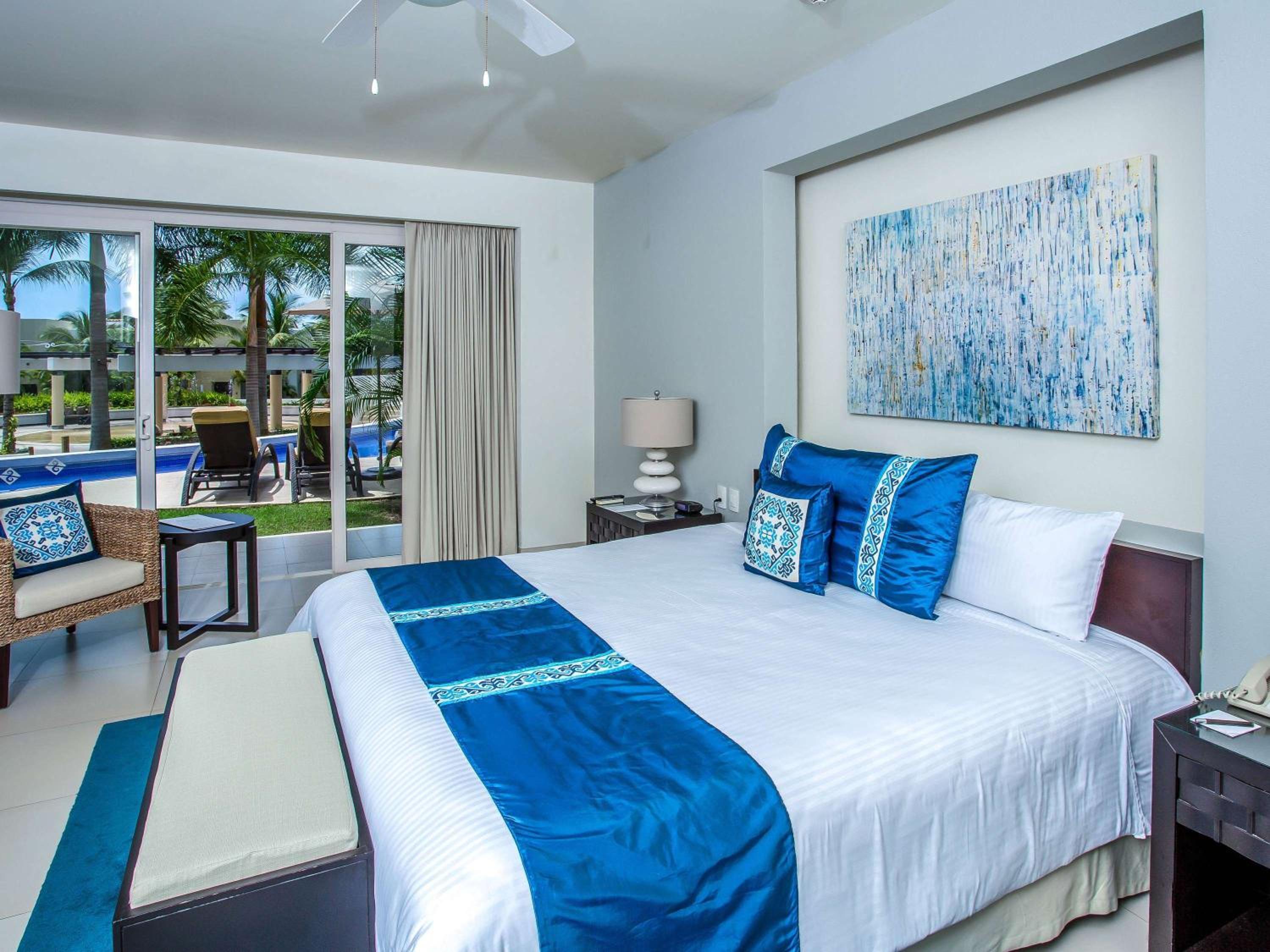 One-Bedroom King Room with Two Double Beds and Semi-Private Pool - Terrace/Kitchen