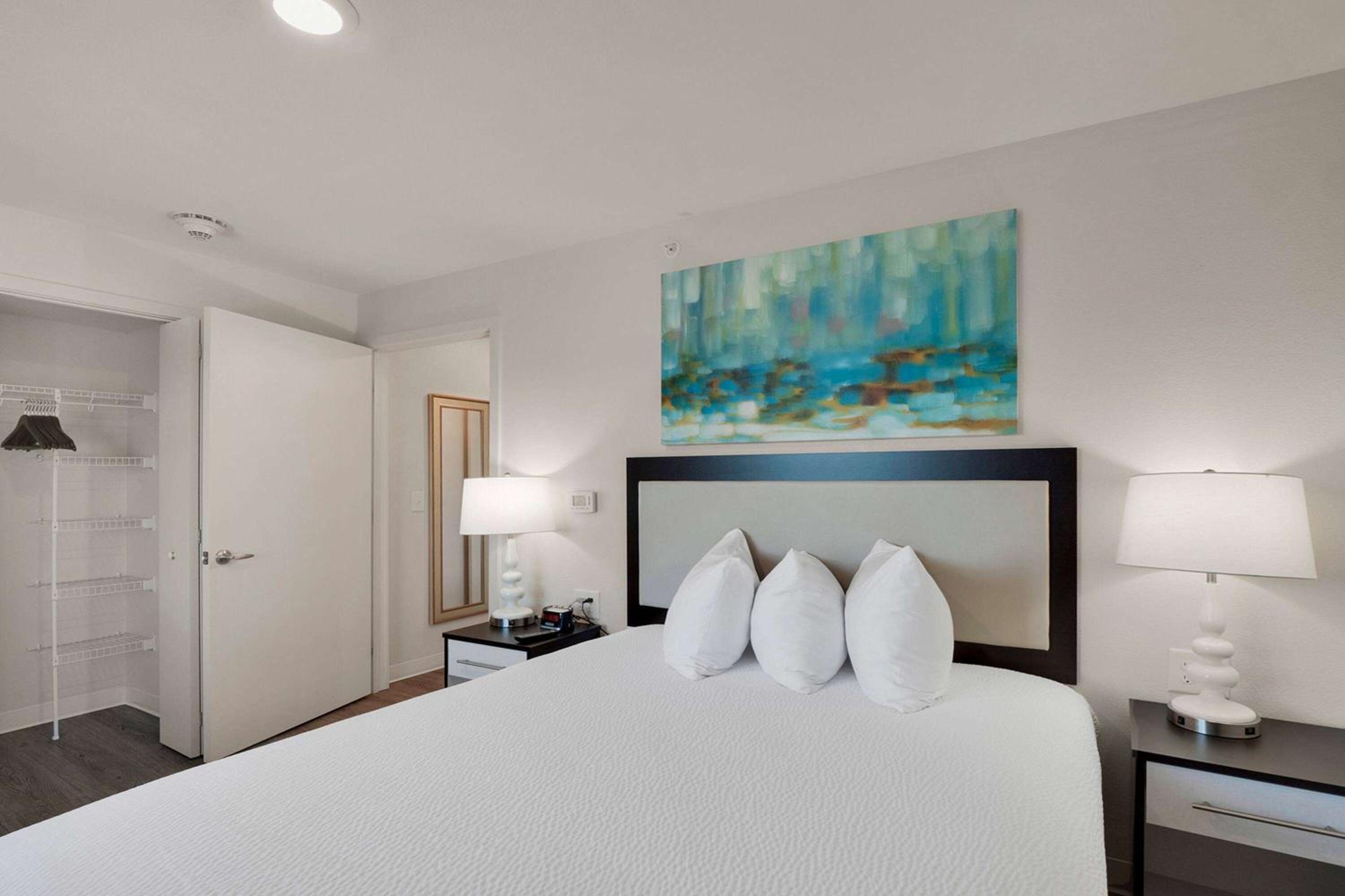 Three Bedroom Suite Hearing Accessible - 3 Queen Beds - Photo 6