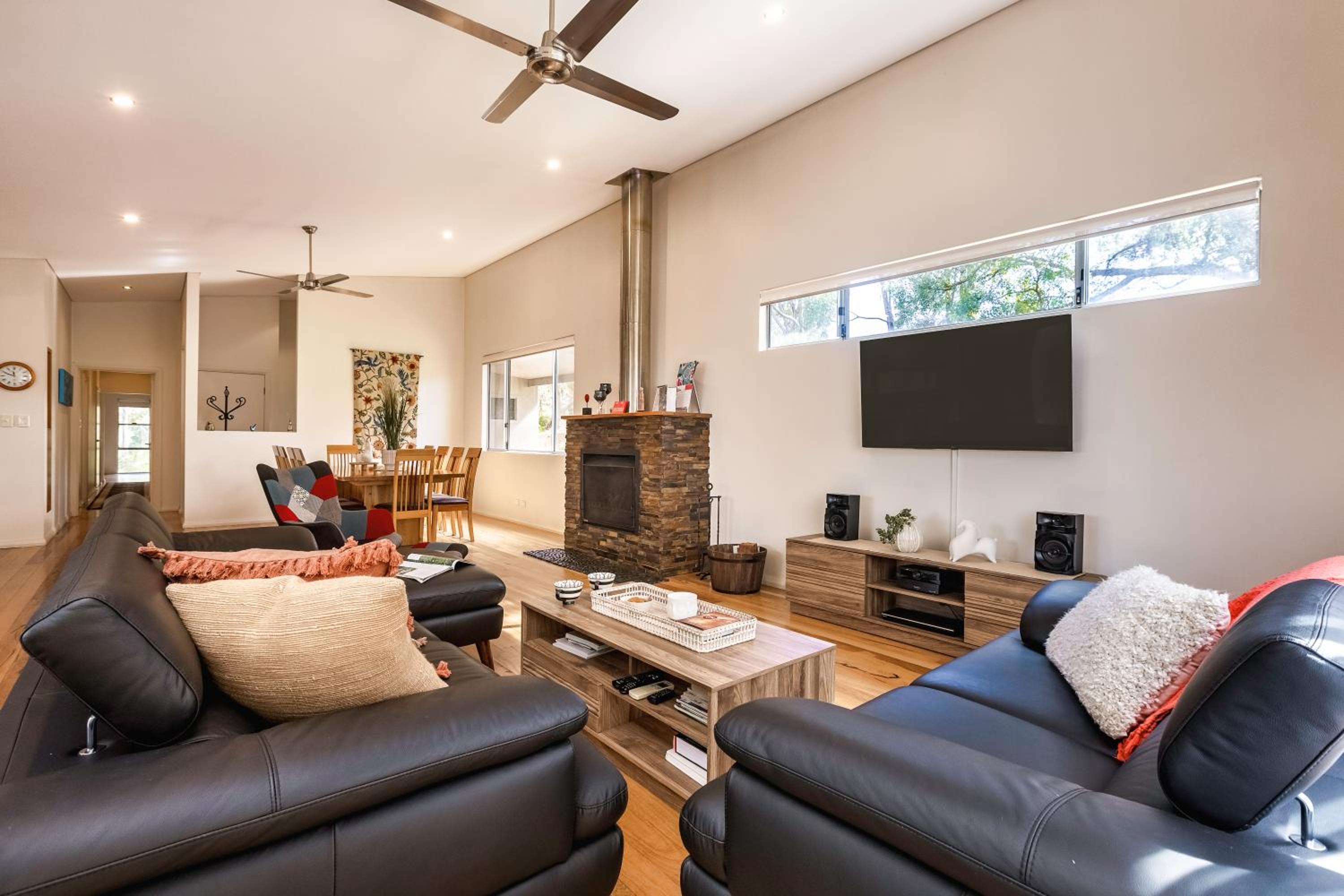 Five-Bedroom House photo 1