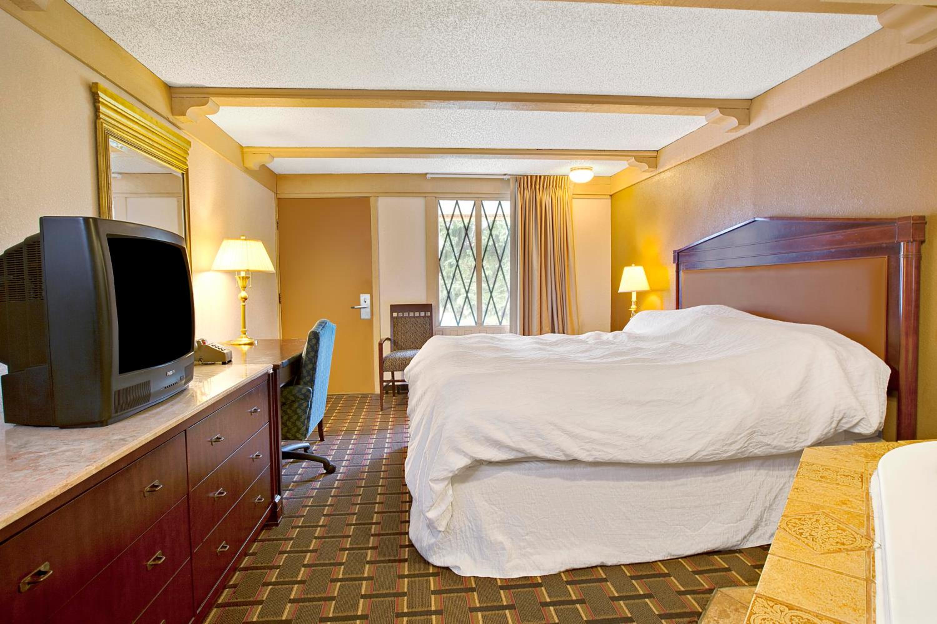 Standard King Room - Smoking - Photo 4