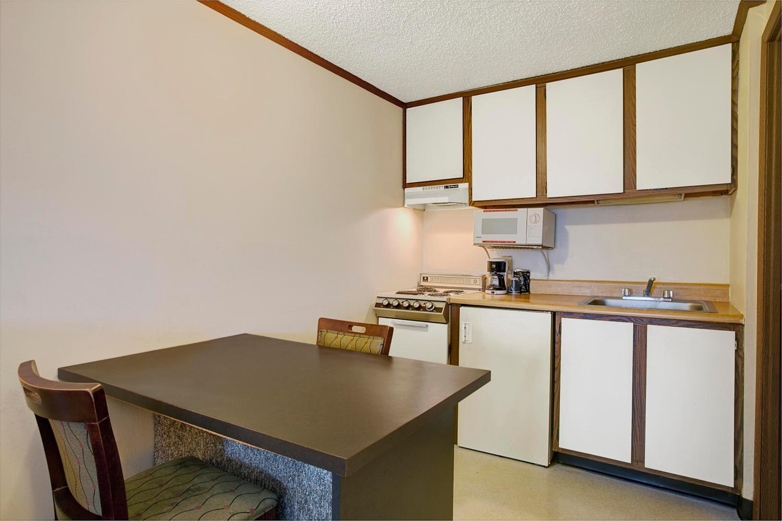 Deluxe King Room - Photo 9