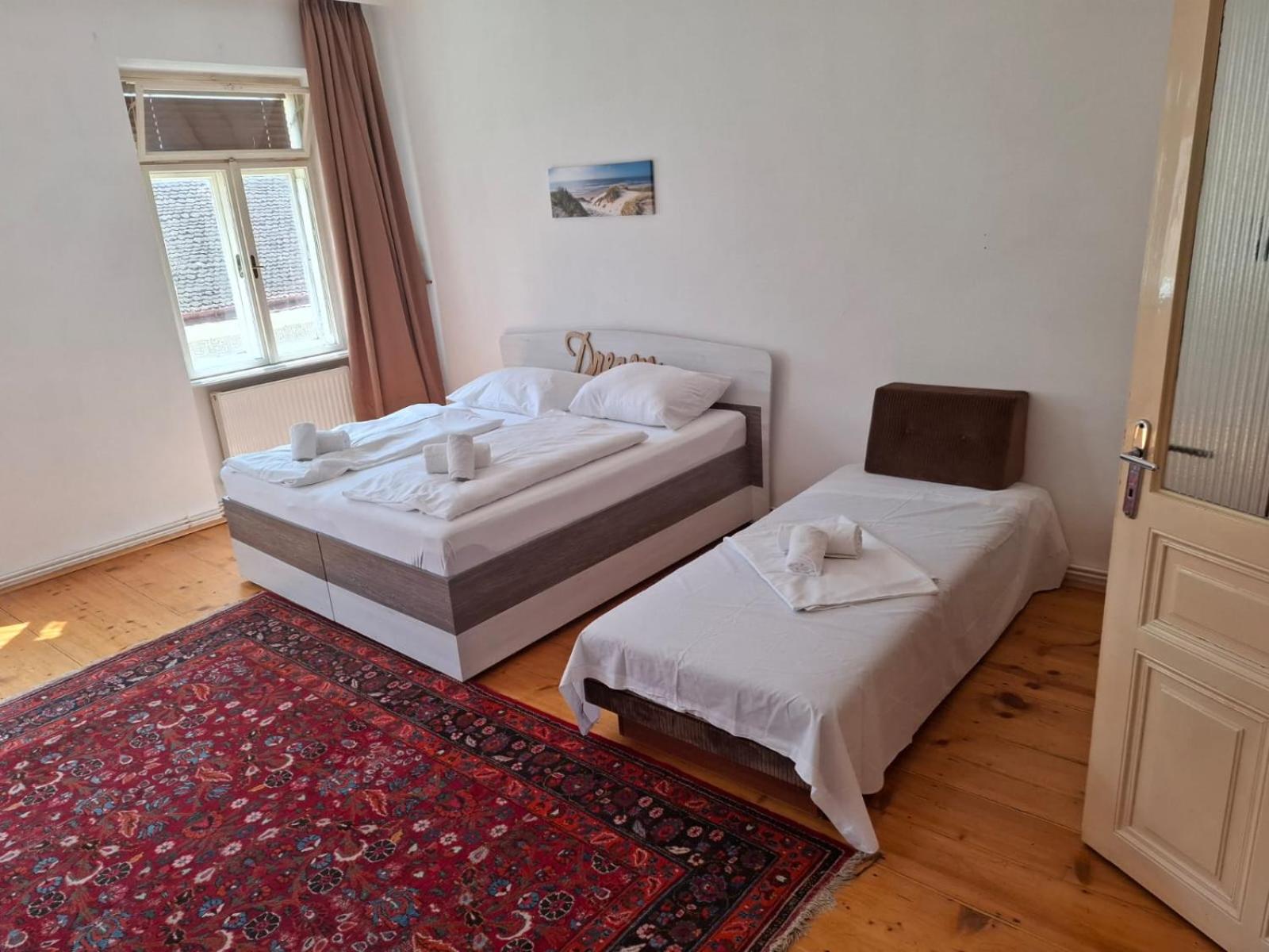 Quadruple Room with Bathroom - Photo 1