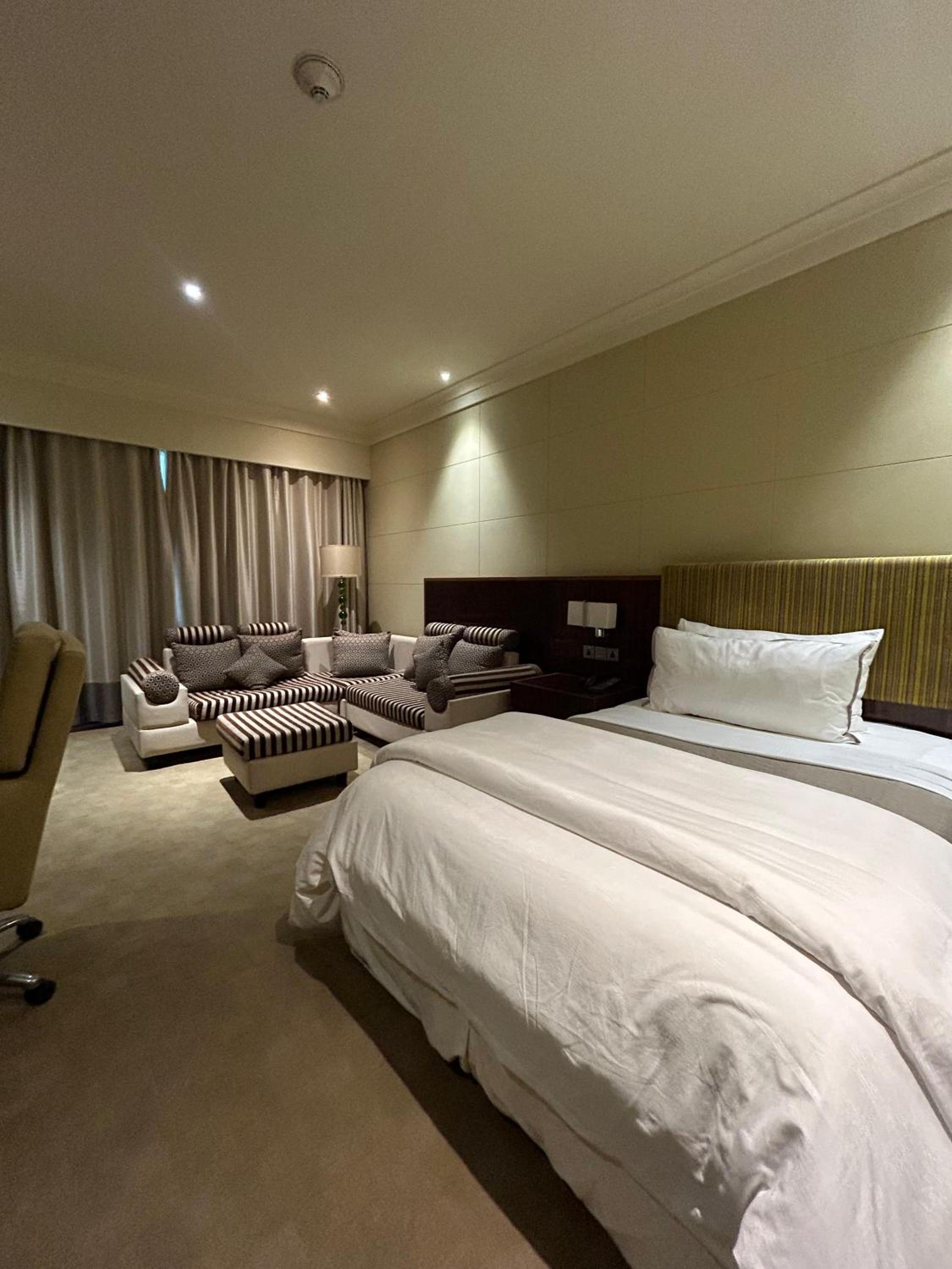 1 Queen Bed, Guest Room : Enjoy 1+1 on beverages during Golden Hours, 4-8PM, Mon-Sat