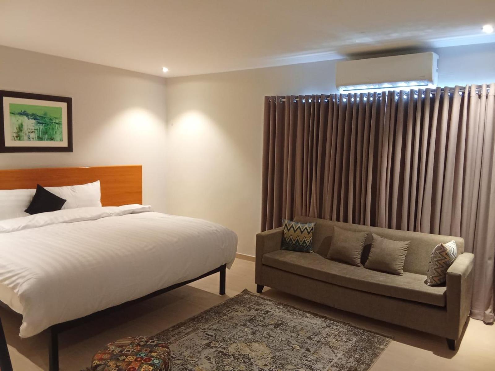 Deluxe King Suite photo 3