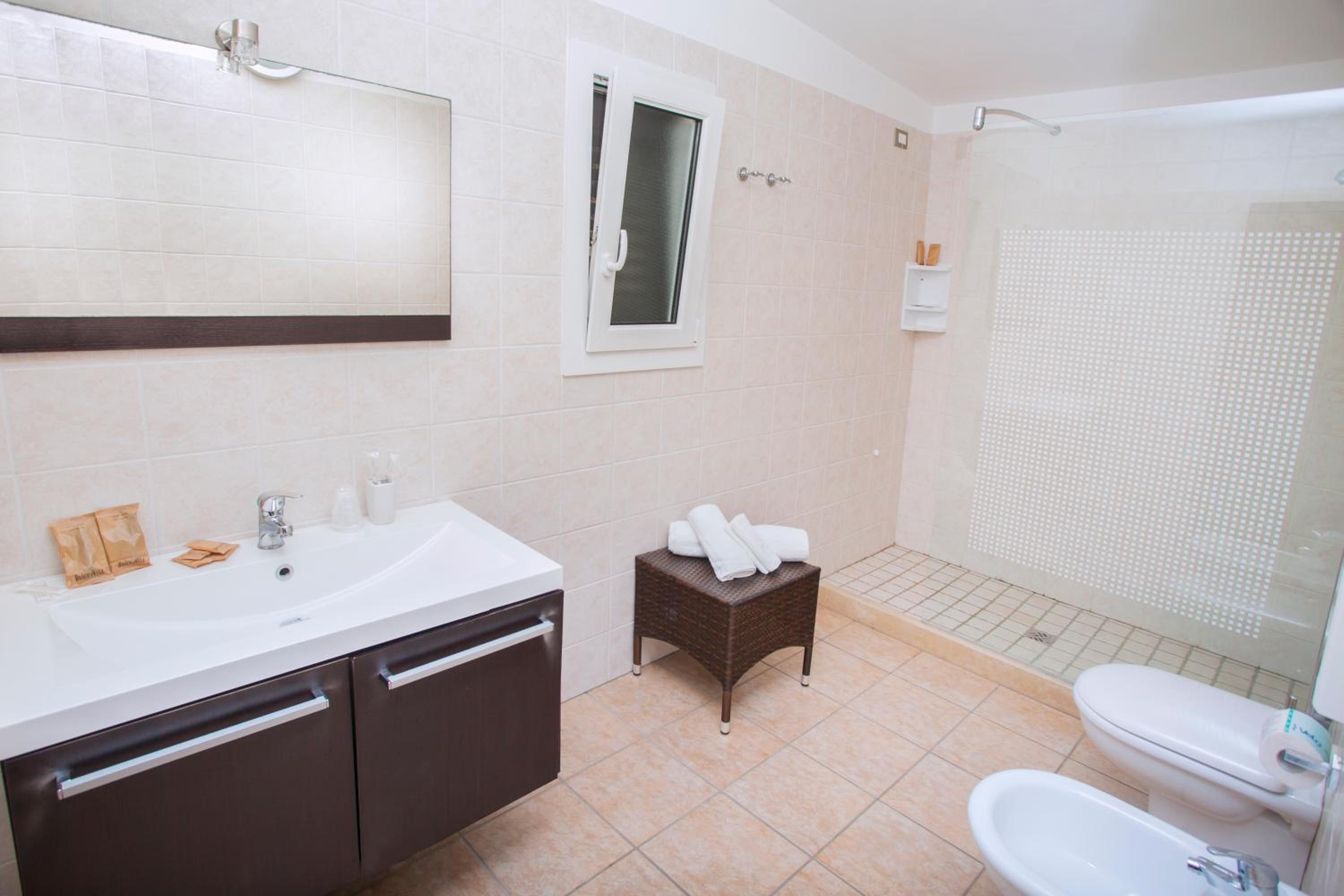 Standard Double Room - Photo 2