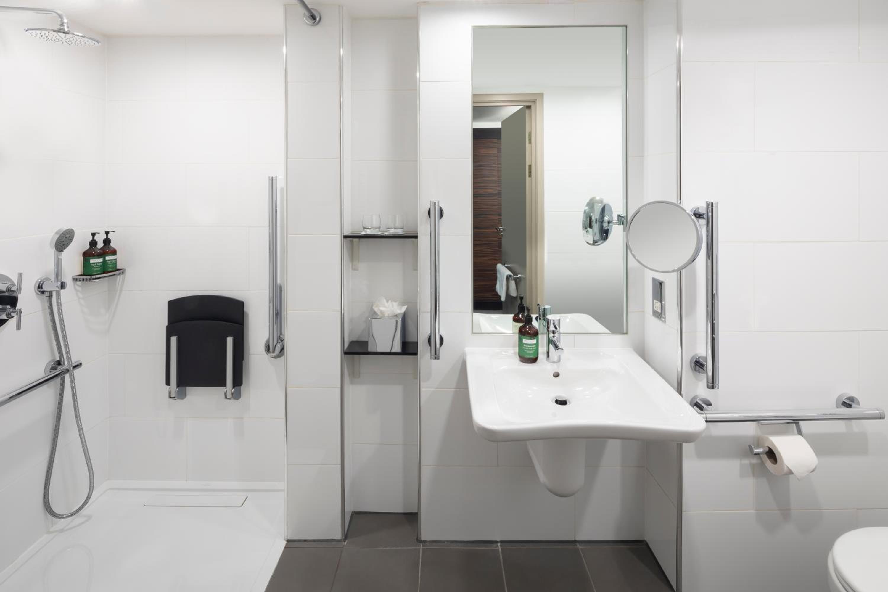 Standard Queen Room with River View - Disability Access - Photo 4