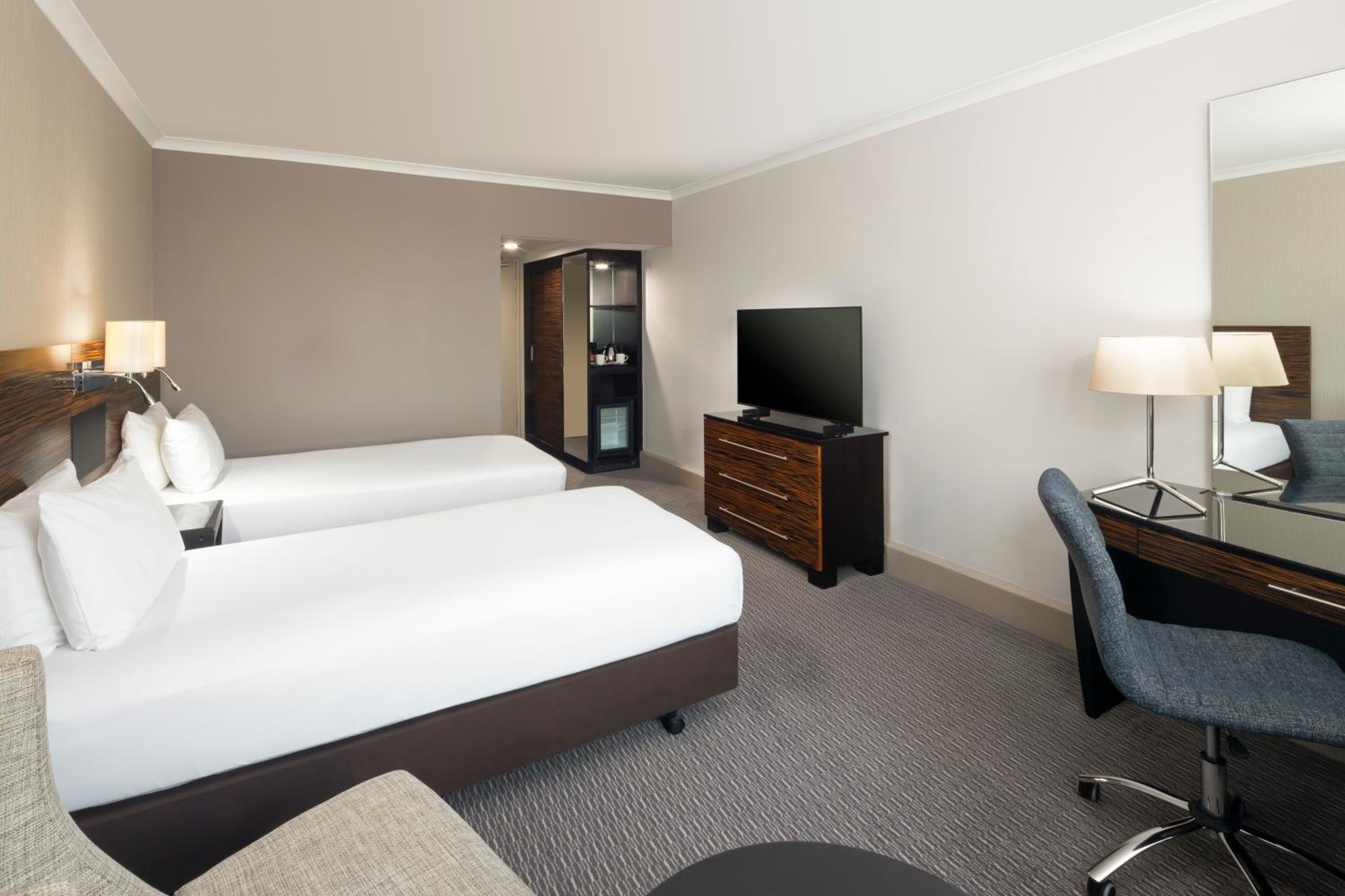Premium Twin Room - Photo 3