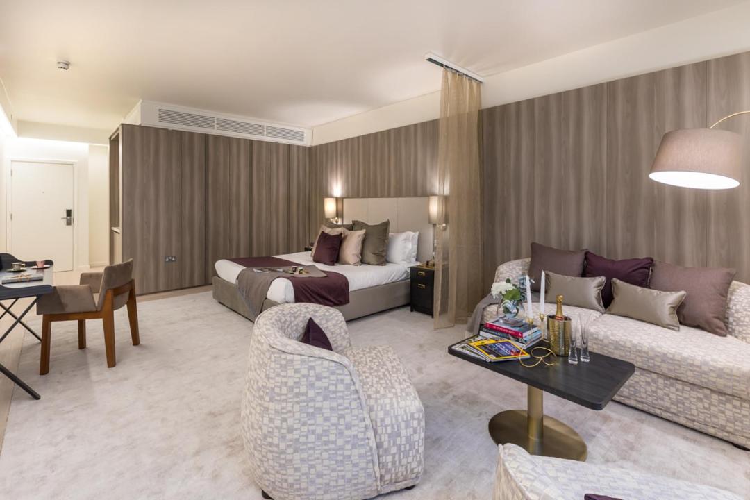 King Suite with Balcony photo 2