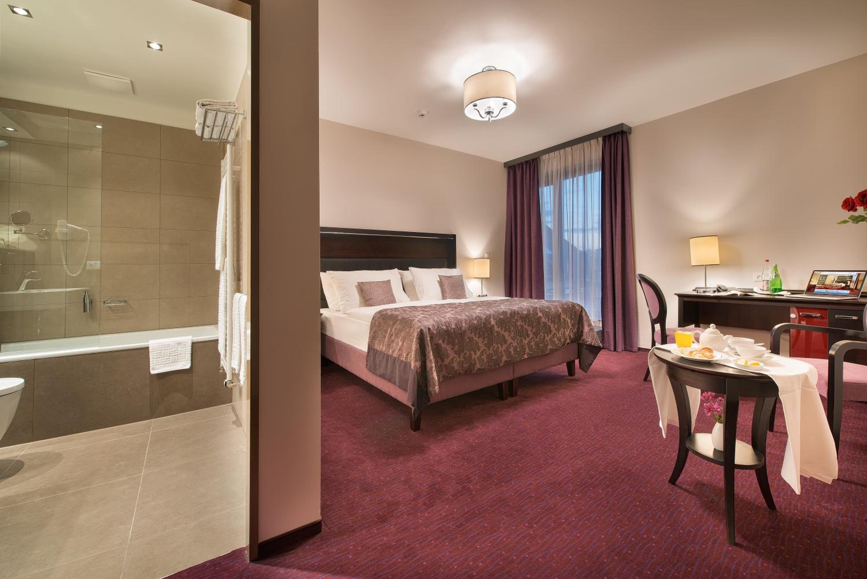 Double Room with Balcony thumbnail 5