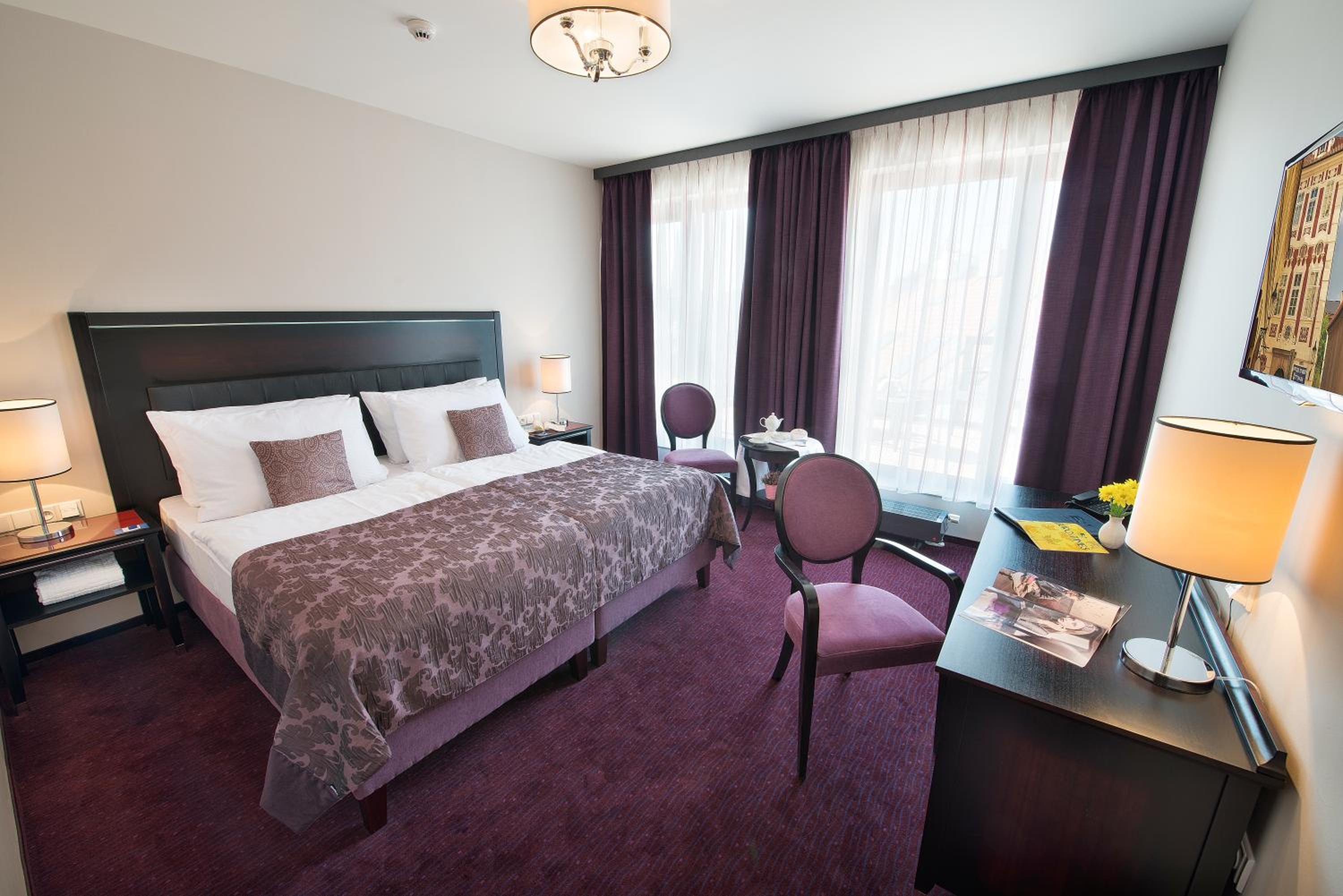 Double Room with Balcony thumbnail 6