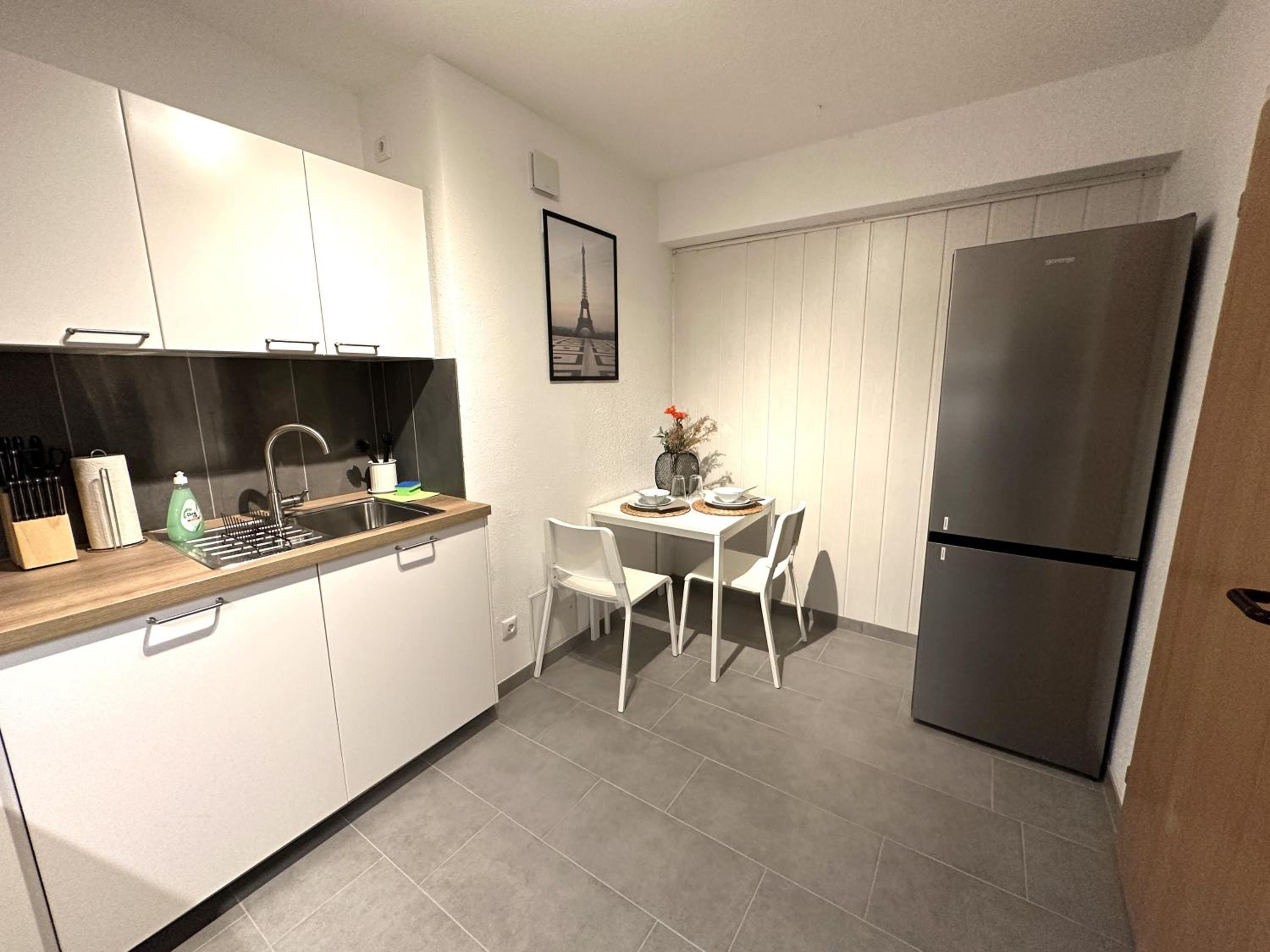 Three-Bedroom Apartment with Balcony photo 3