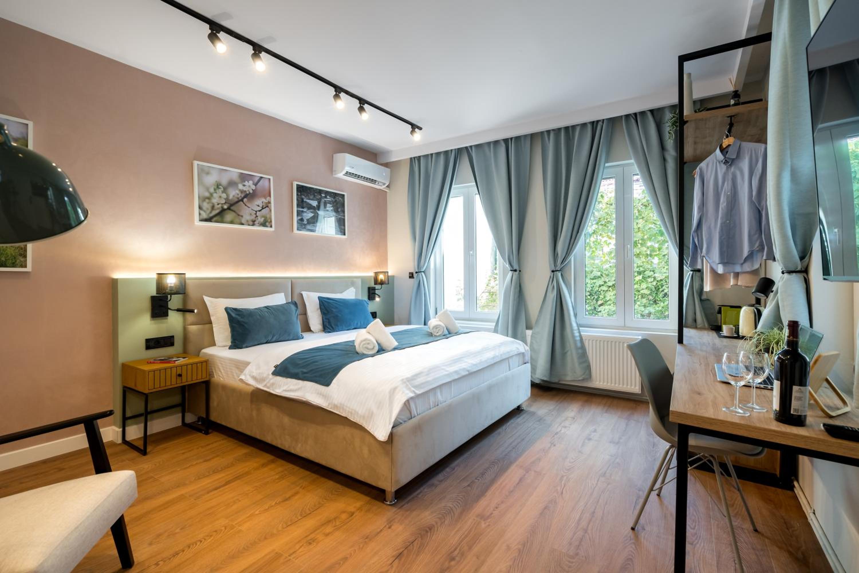 Deluxe King Room photo 1