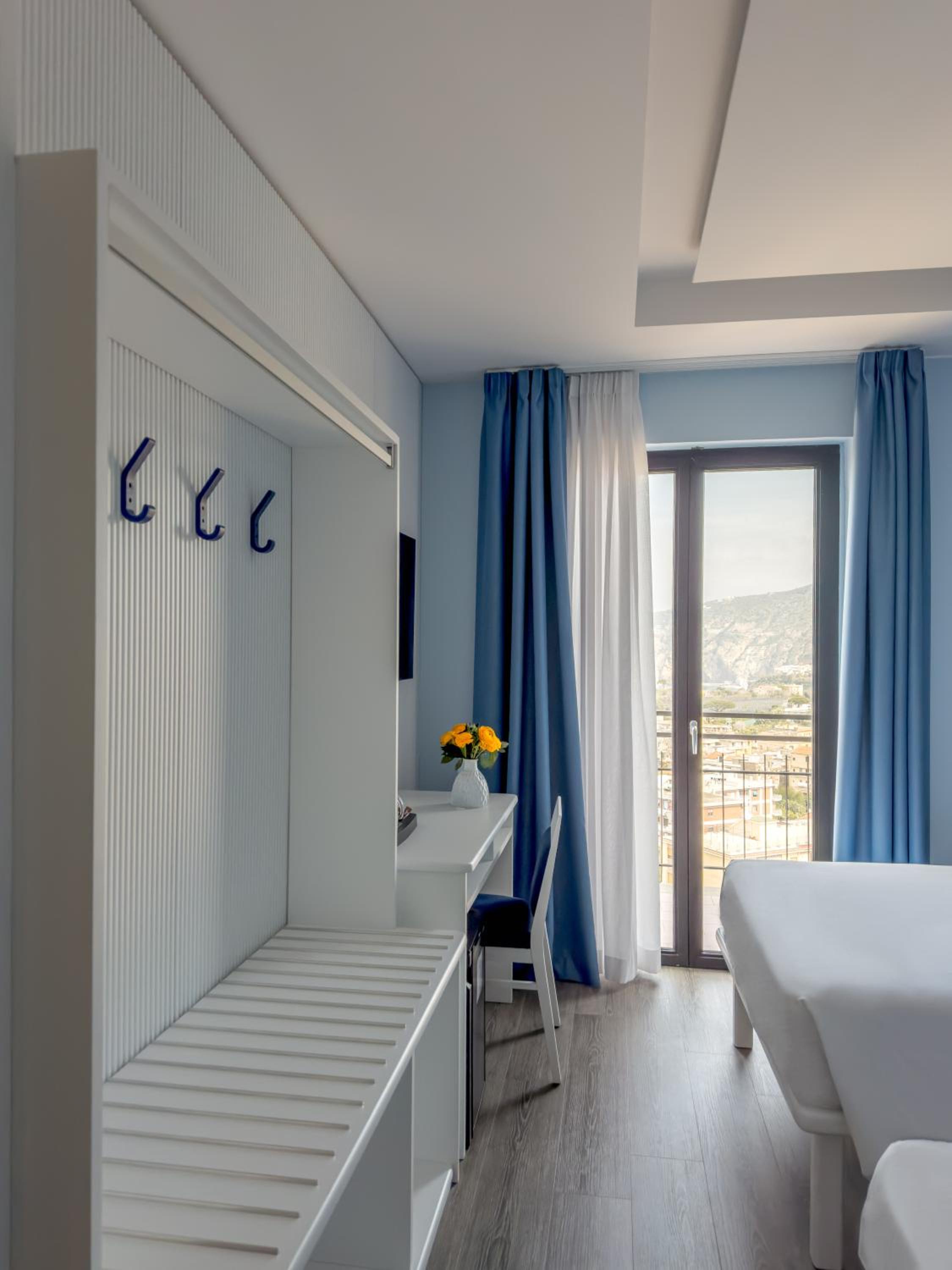 Classic Quadruple Room - Photo 22