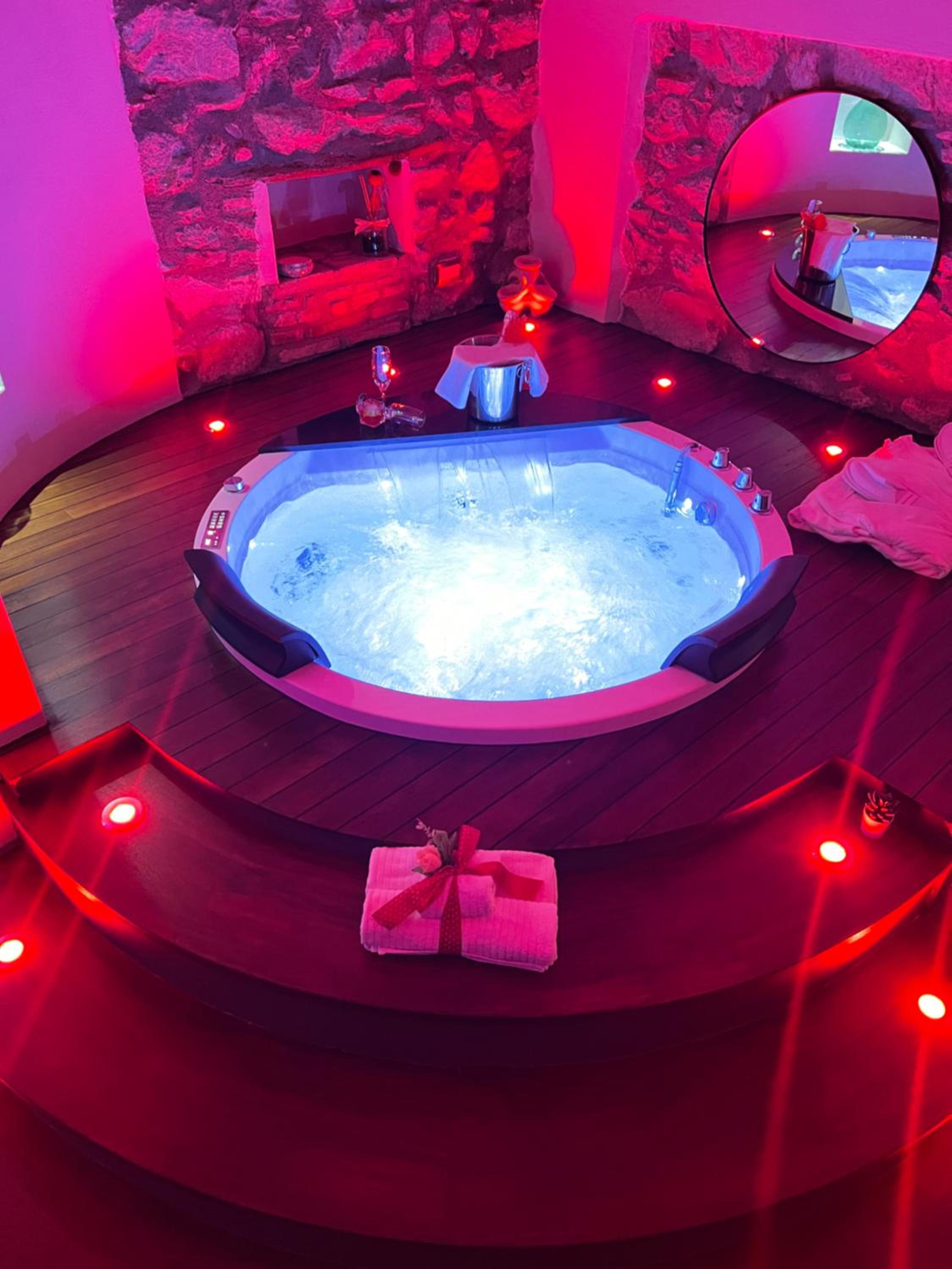Queen Suite with Spa Bath - Photo 16