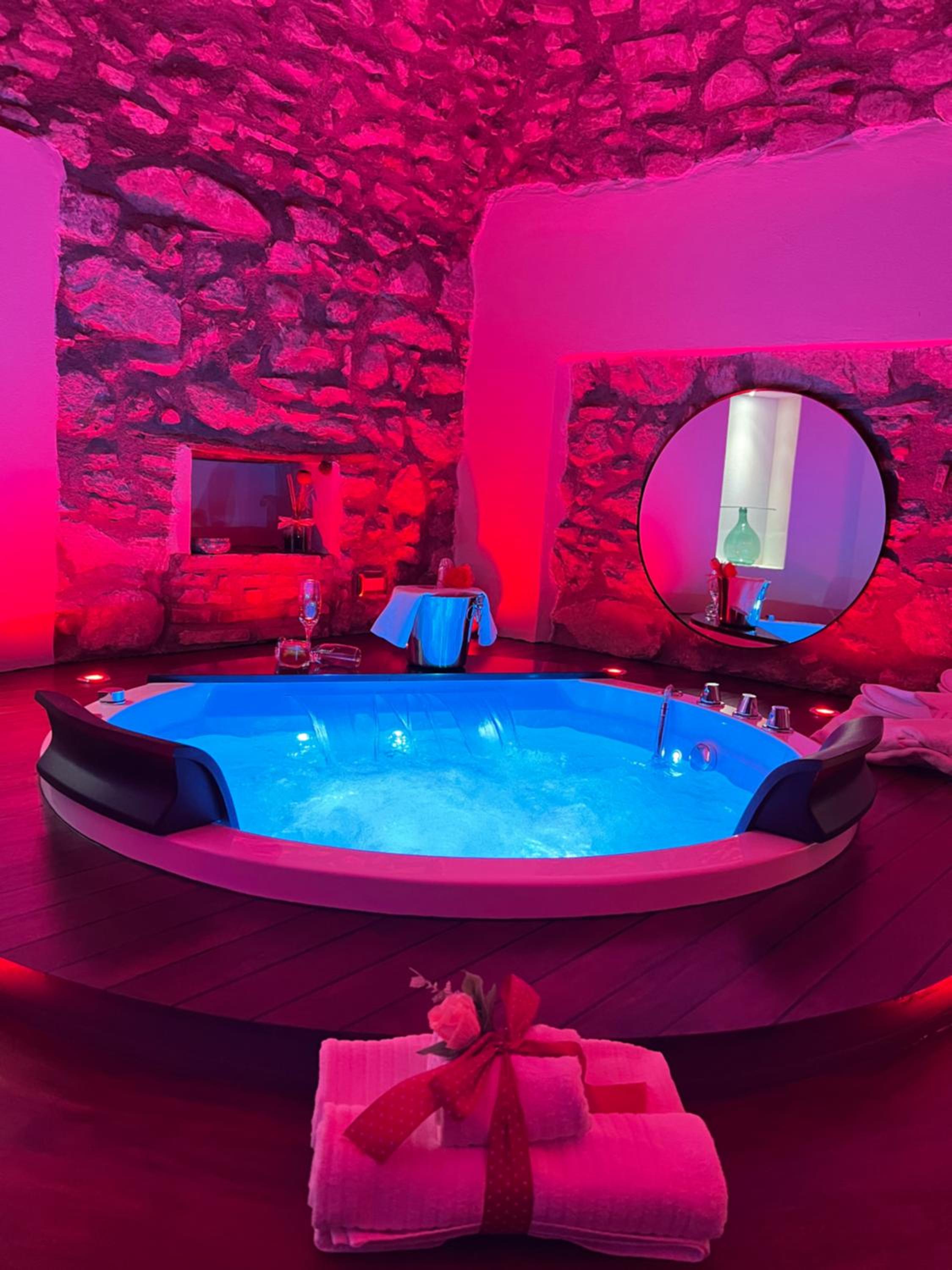 Queen Suite with Spa Bath - Photo 5