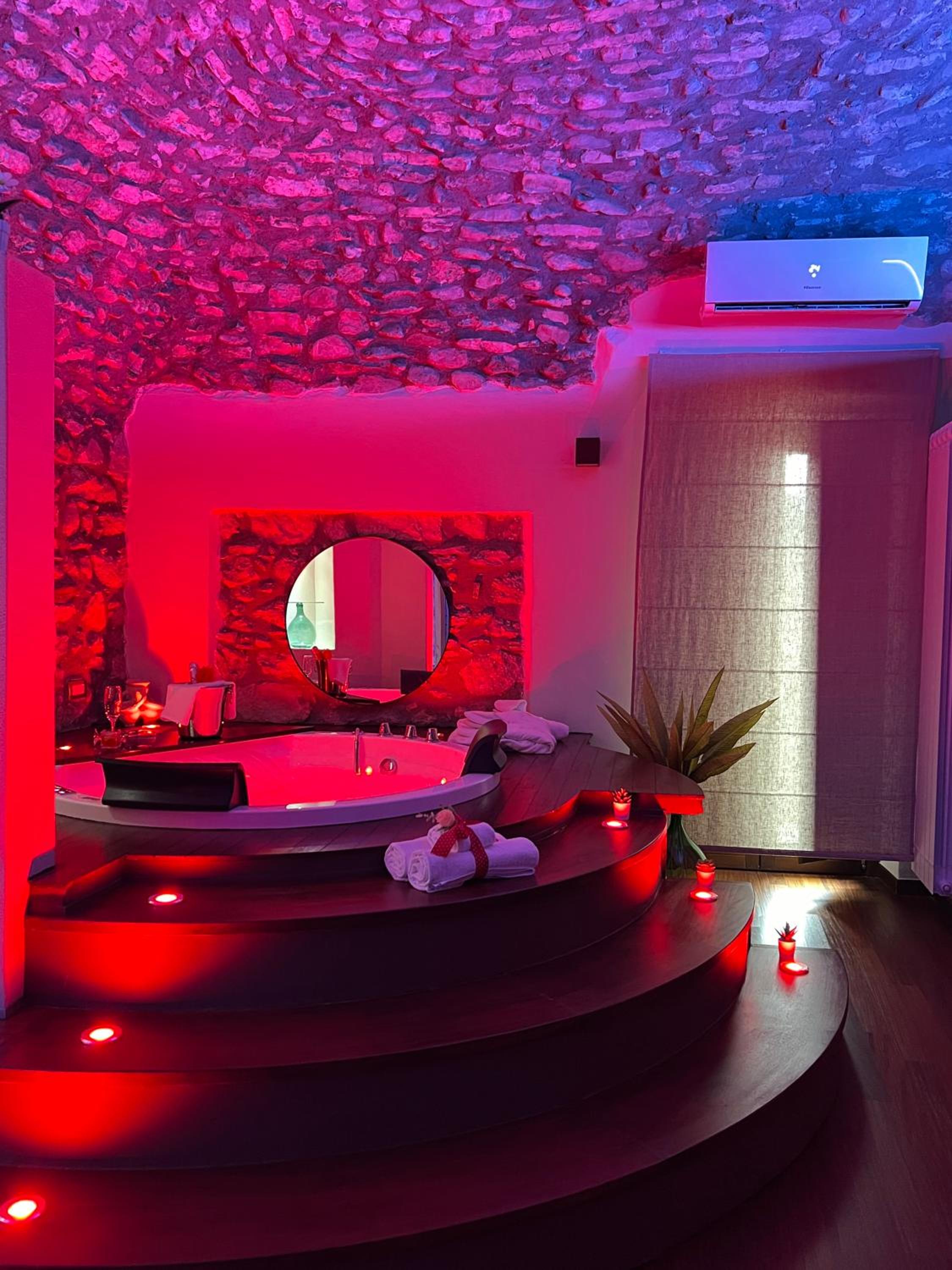 Queen Suite with Spa Bath - Photo 2