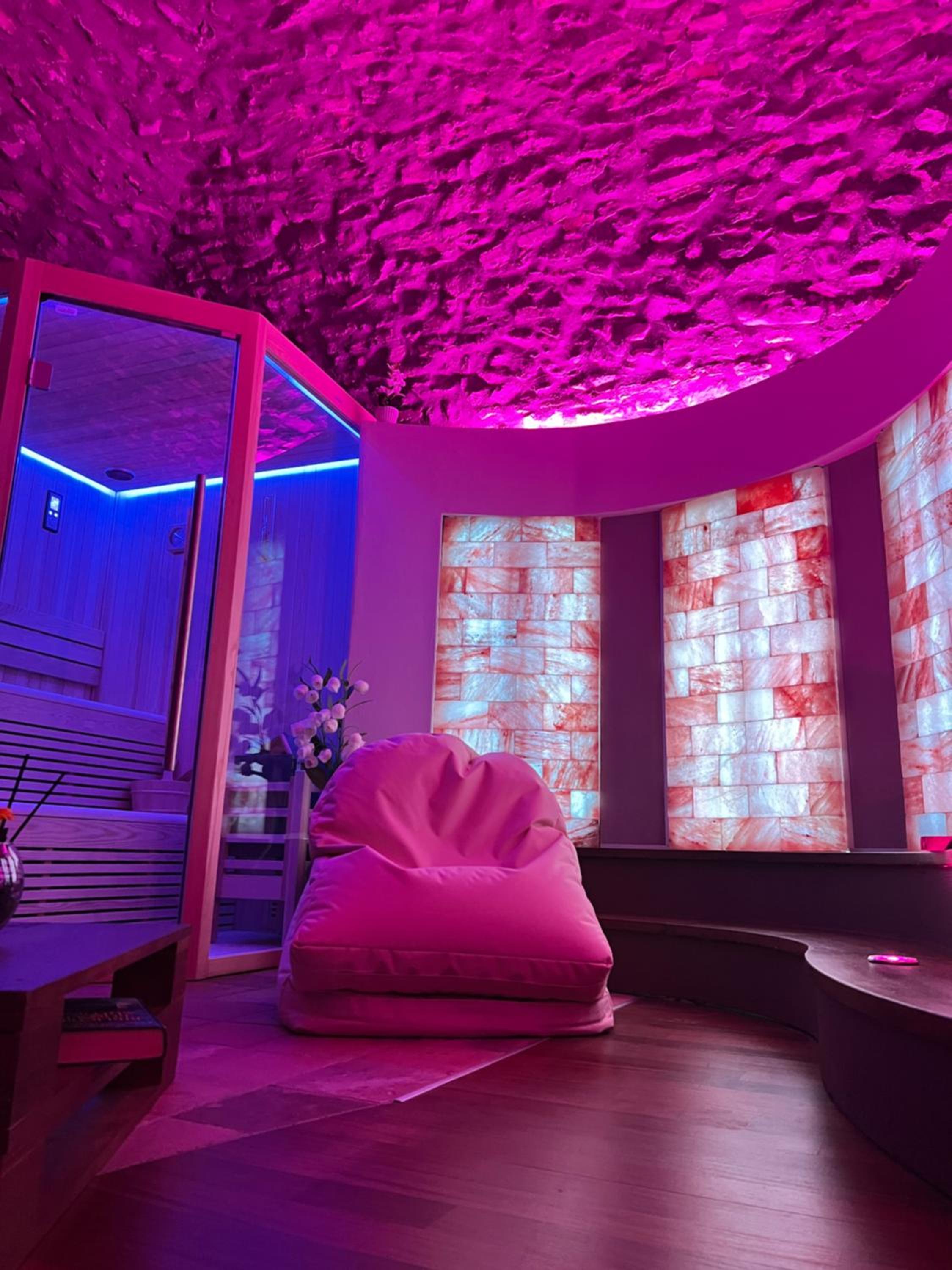 Queen Suite with Spa Bath - Photo 10