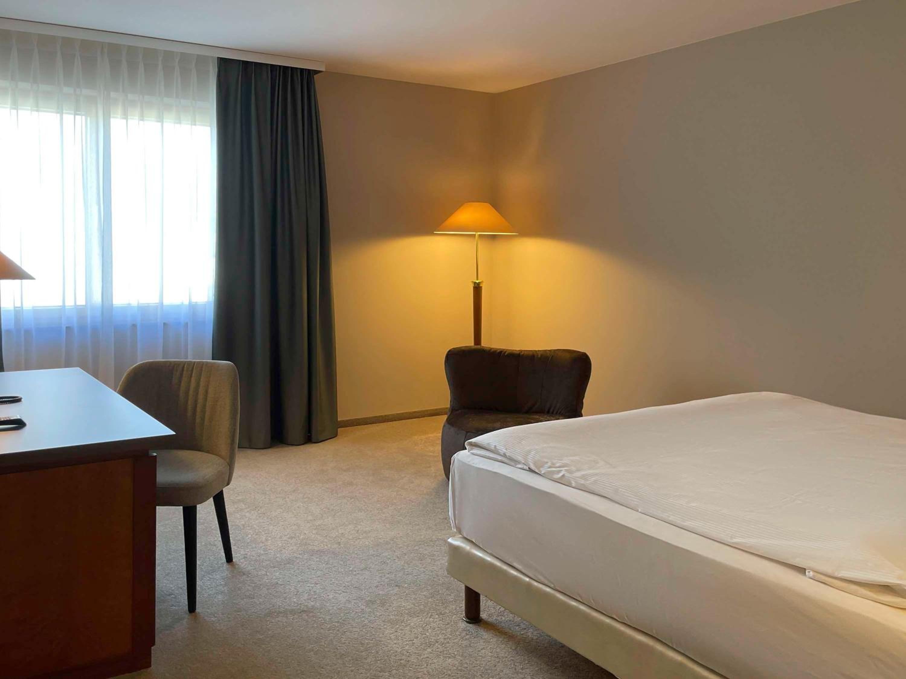 Standard Single Room with Queen Bed photo 2